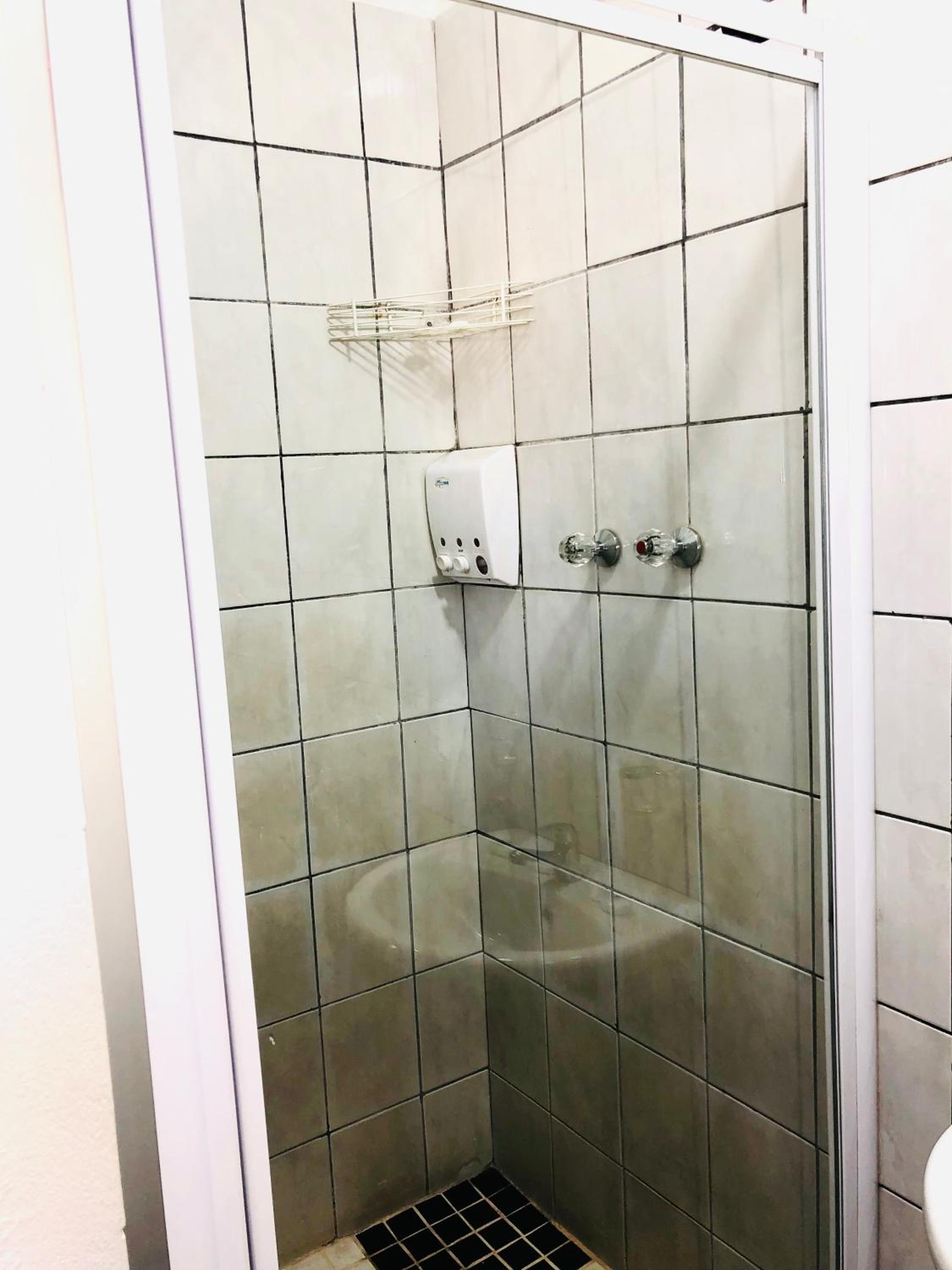 Double Room with Private Bathroom - Photo 2