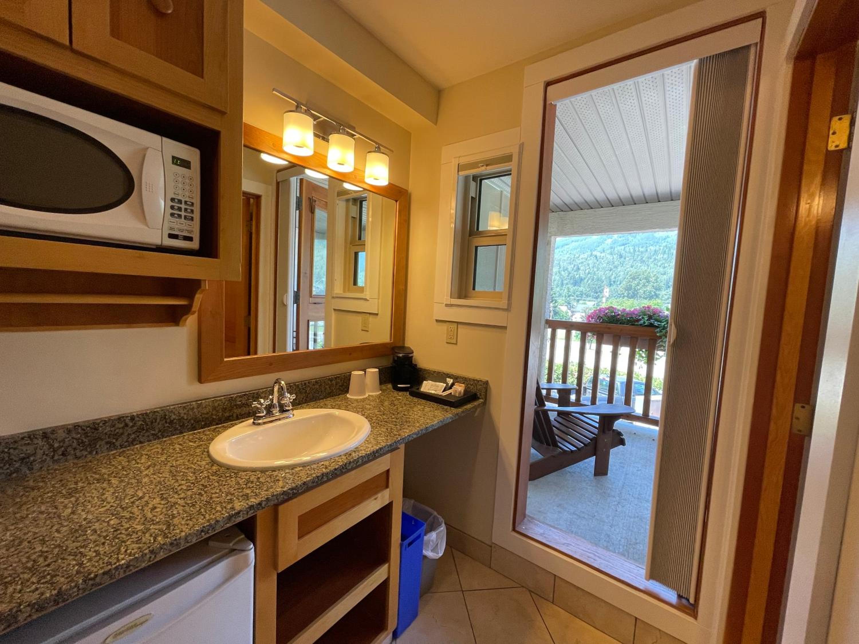 King Room with Balcony - Non Pet Friendly photo 2
