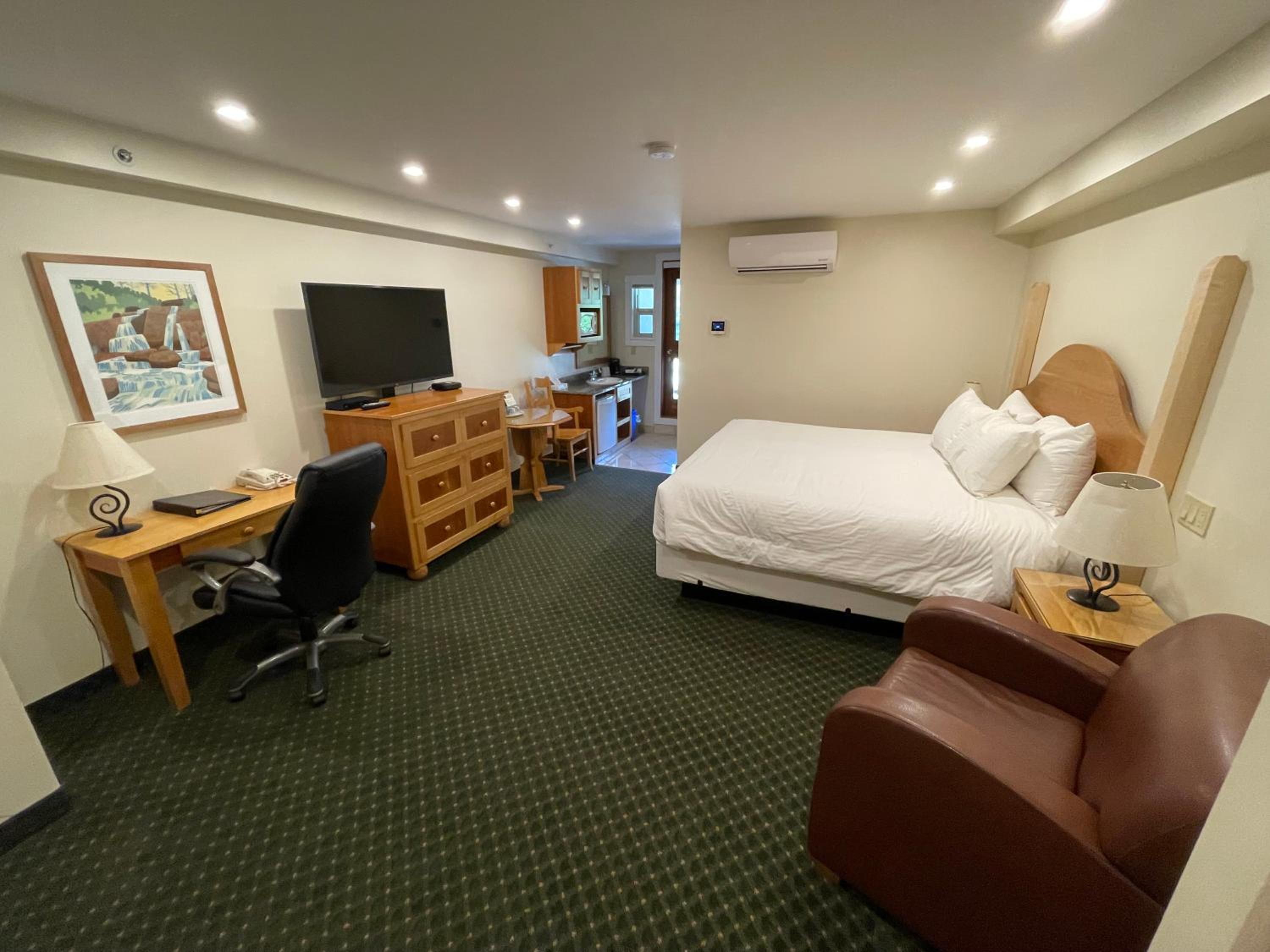 King Room with Balcony - Non Pet Friendly photo 1