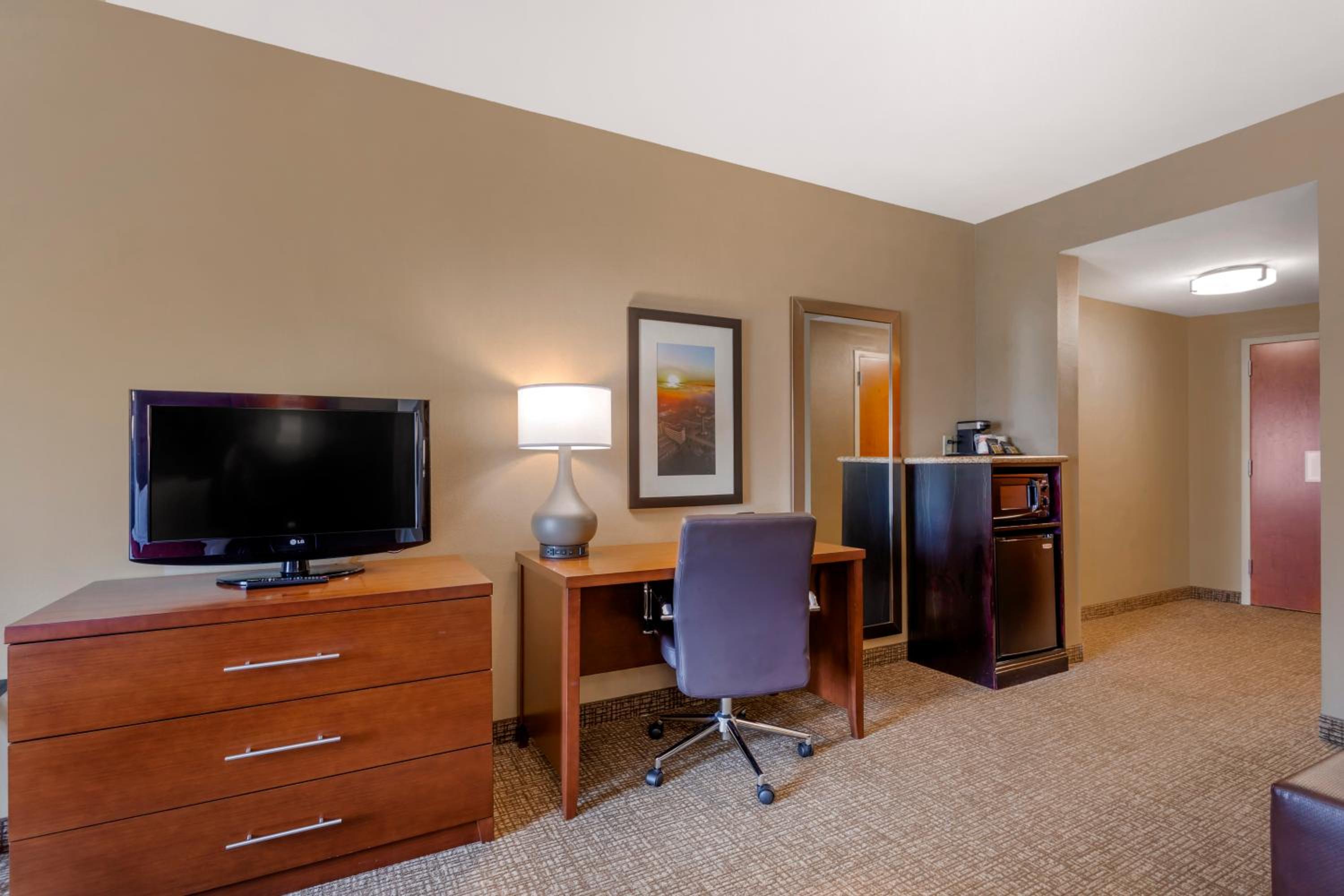 King Suite - Accessible/Non-Smoking - Photo 6