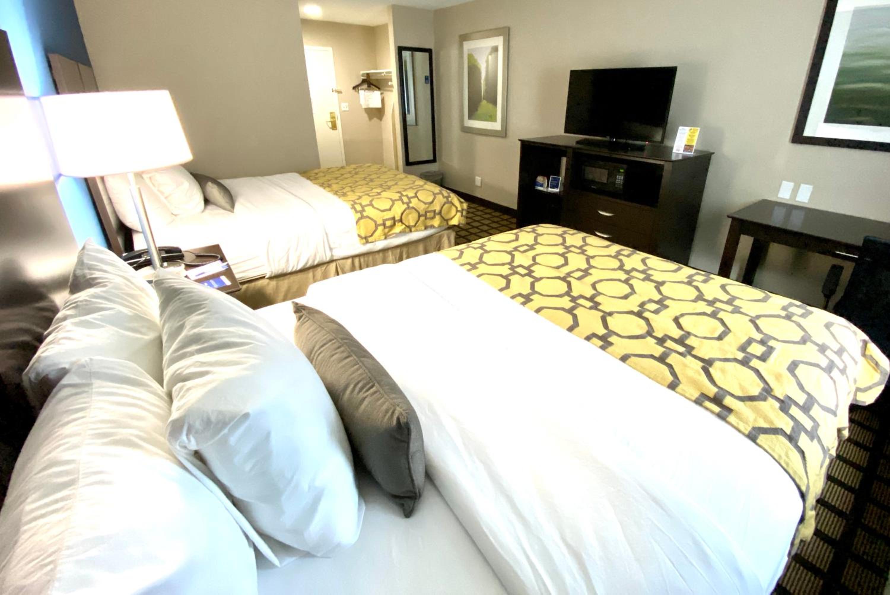 Queen Room with Two Queen Beds - Non-Smoking - Photo 2