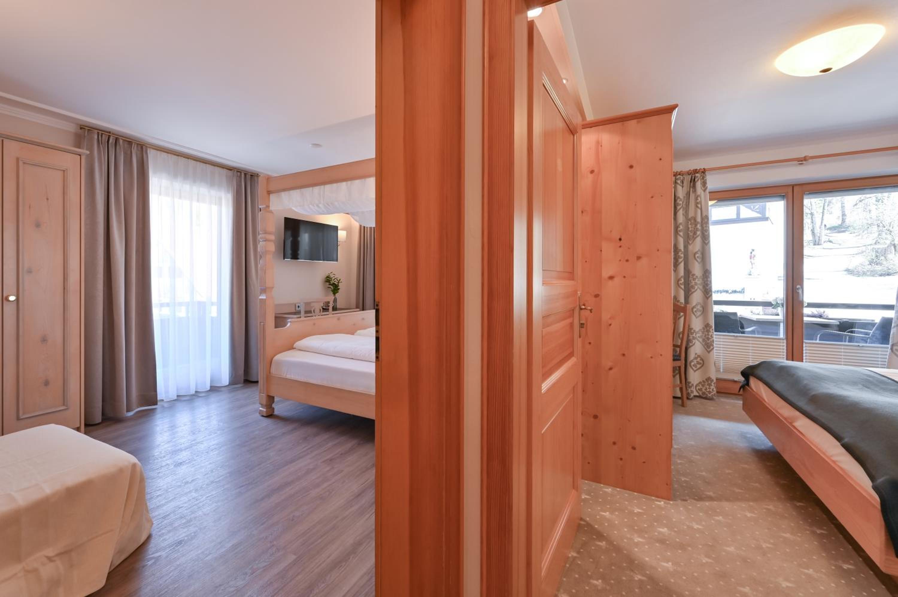 Family Room with Private Bathroom - Photo 7