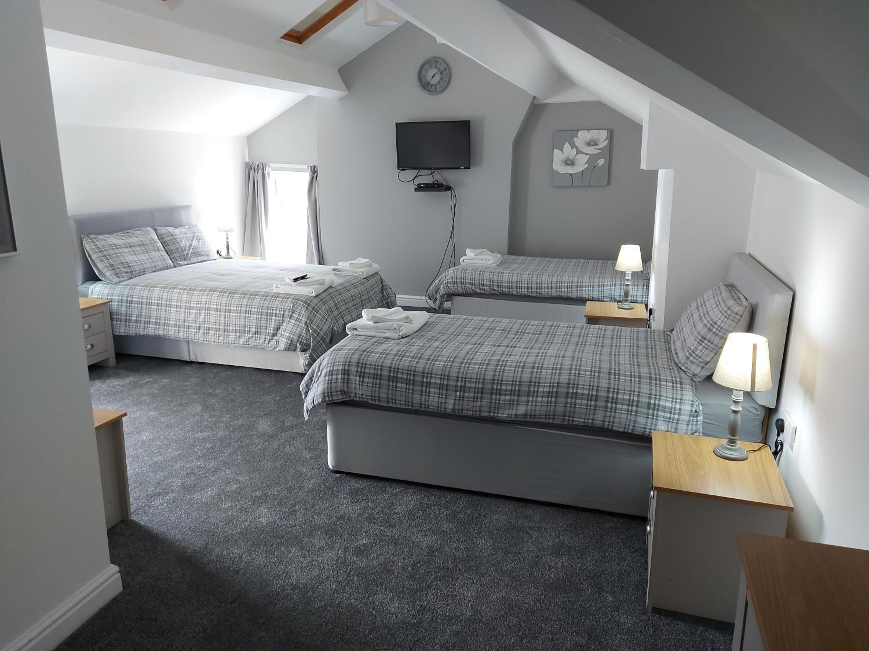 Classic Quadruple Room - Photo 8