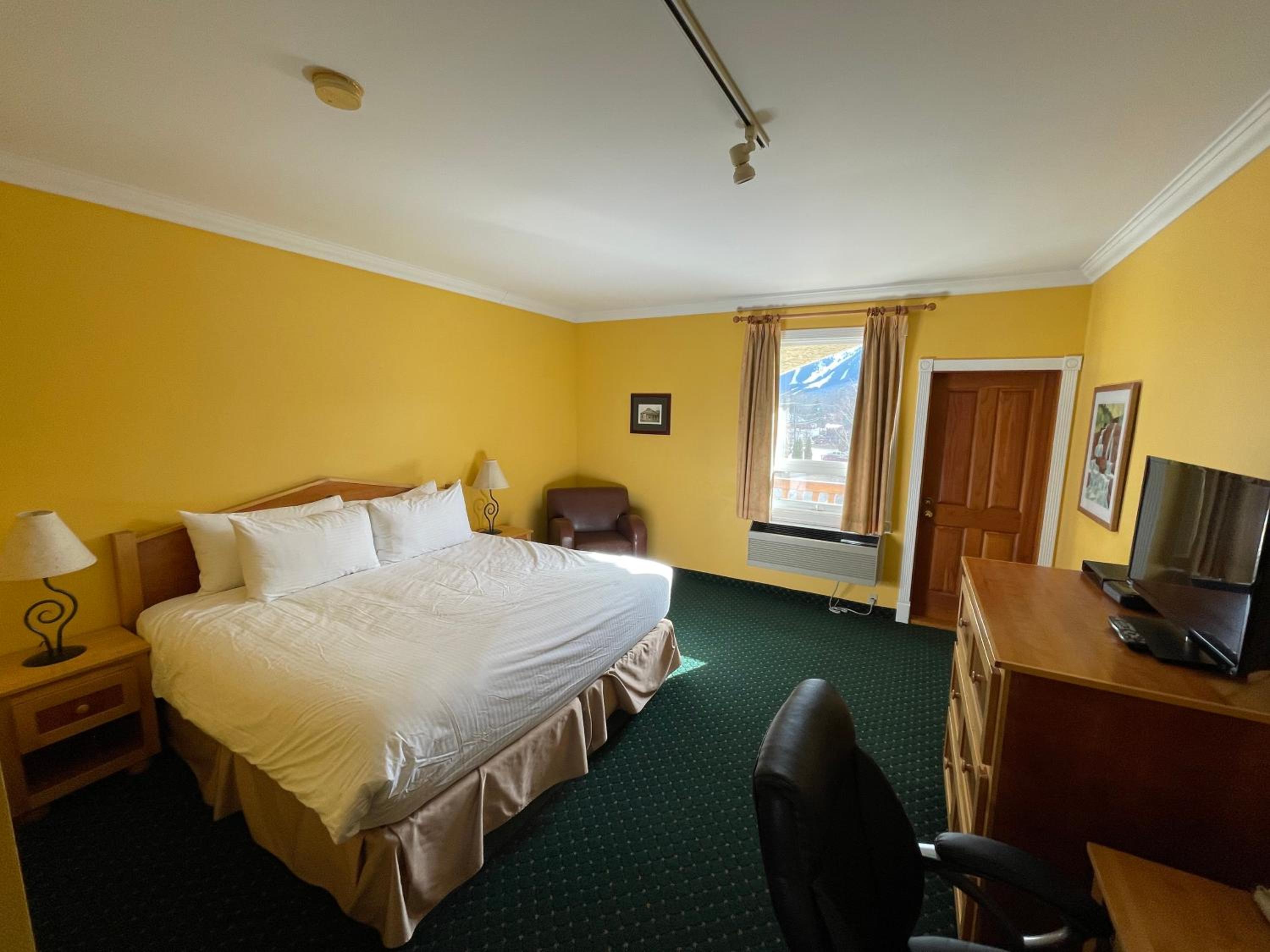 Deluxe Room with King Bed - Non Pet Friendly - Photo 1