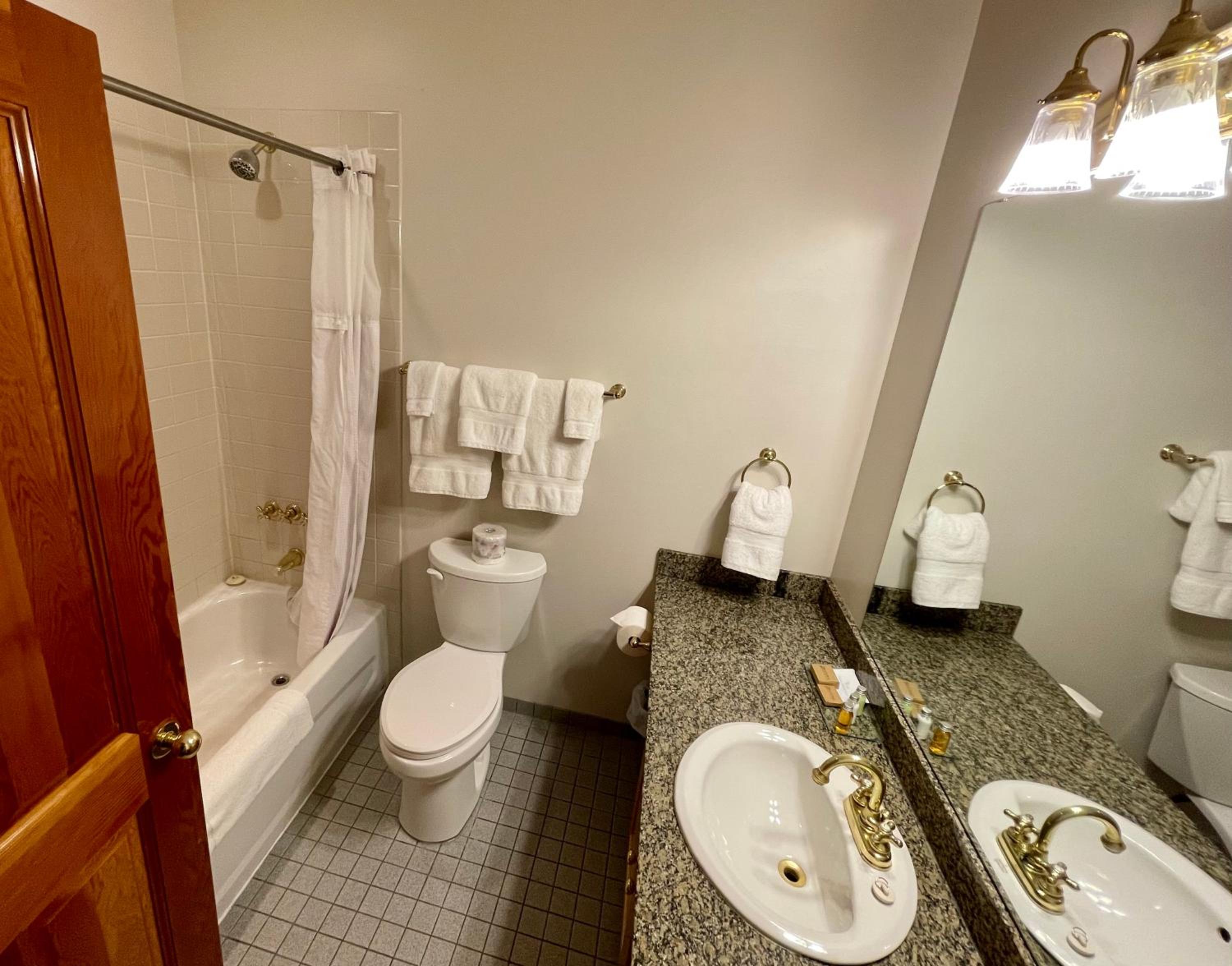 Deluxe Room with King Bed - Non Pet Friendly - Photo 3