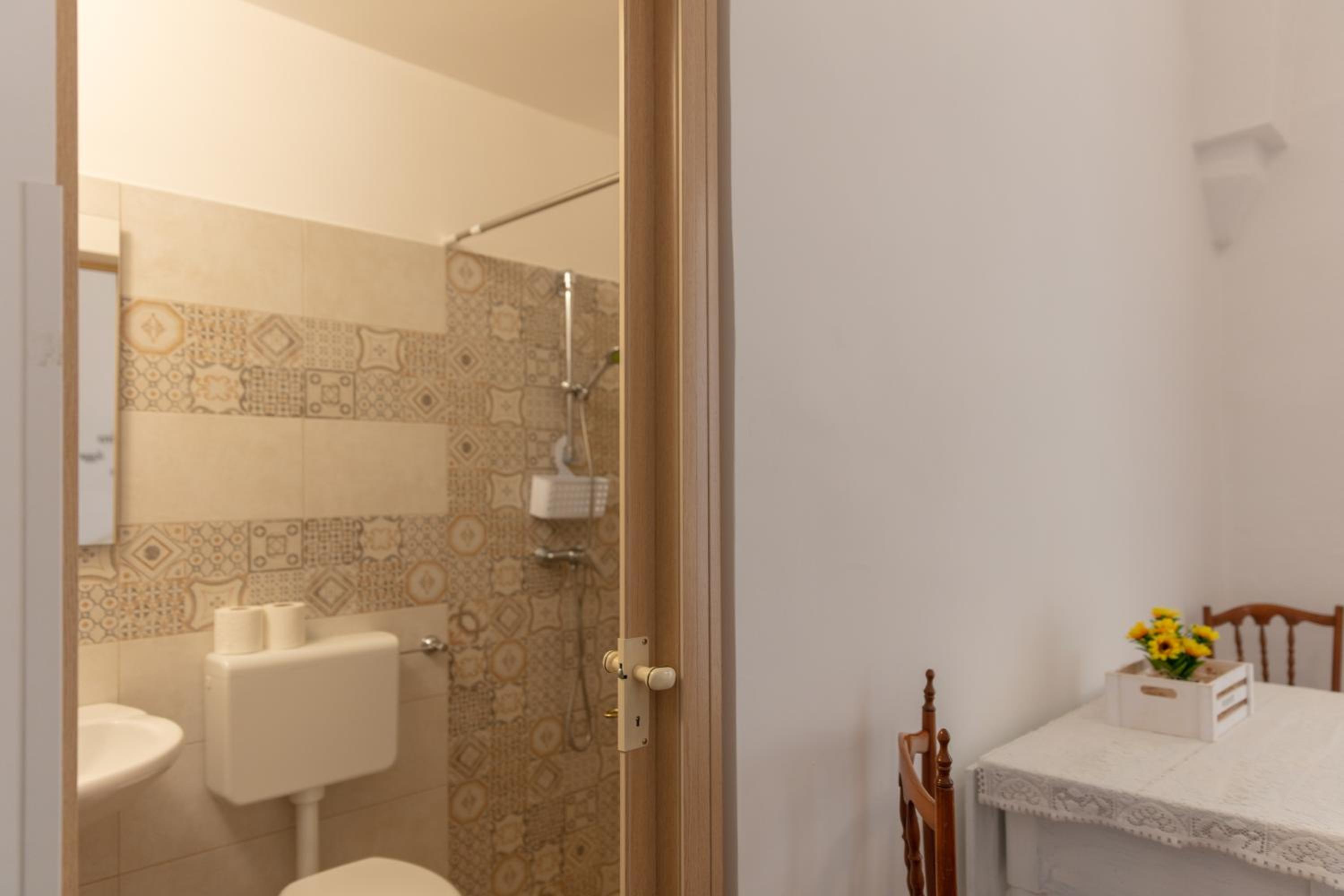Double Room with Private Bathroom - Photo 3