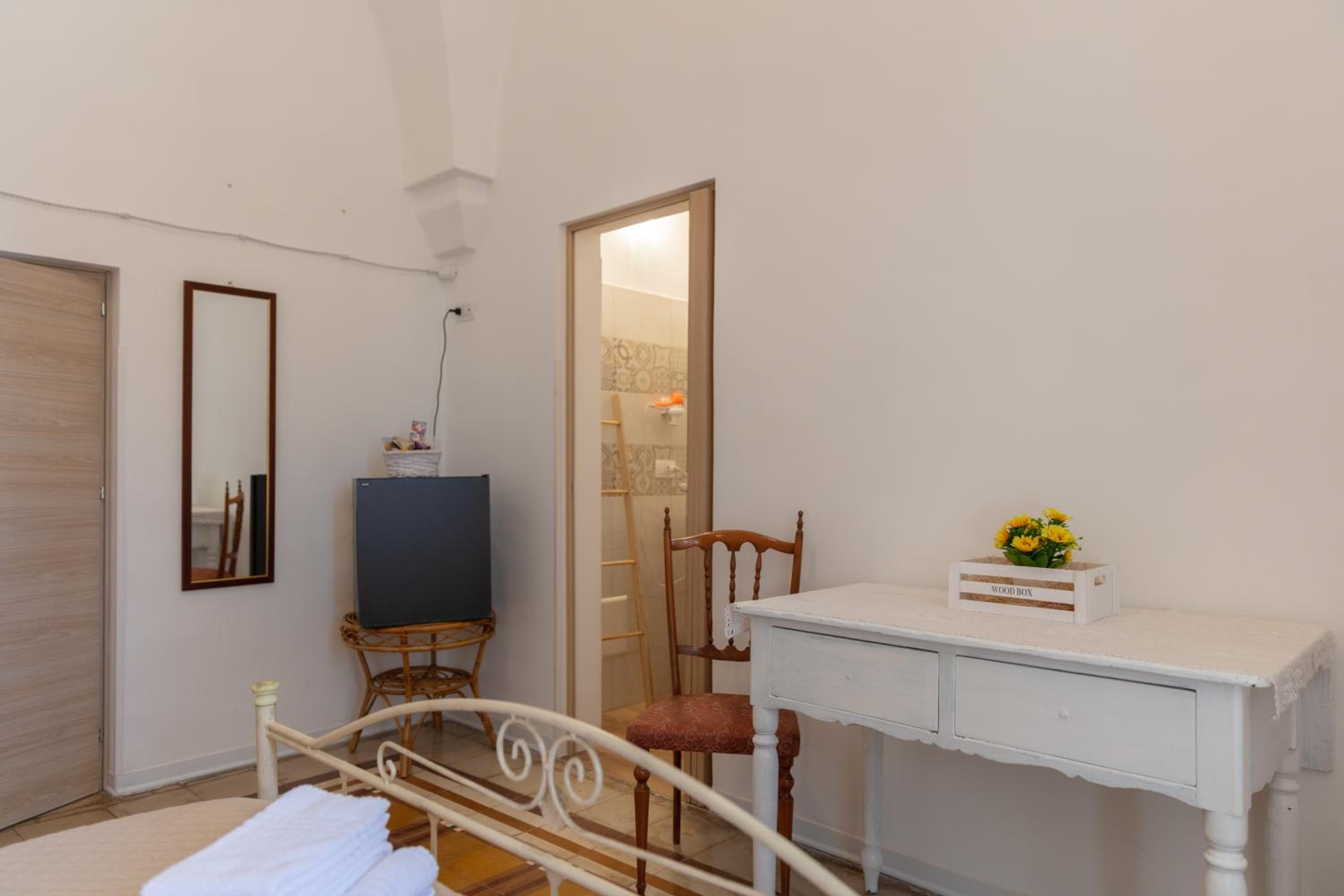 Double Room with Private Bathroom - Photo 9
