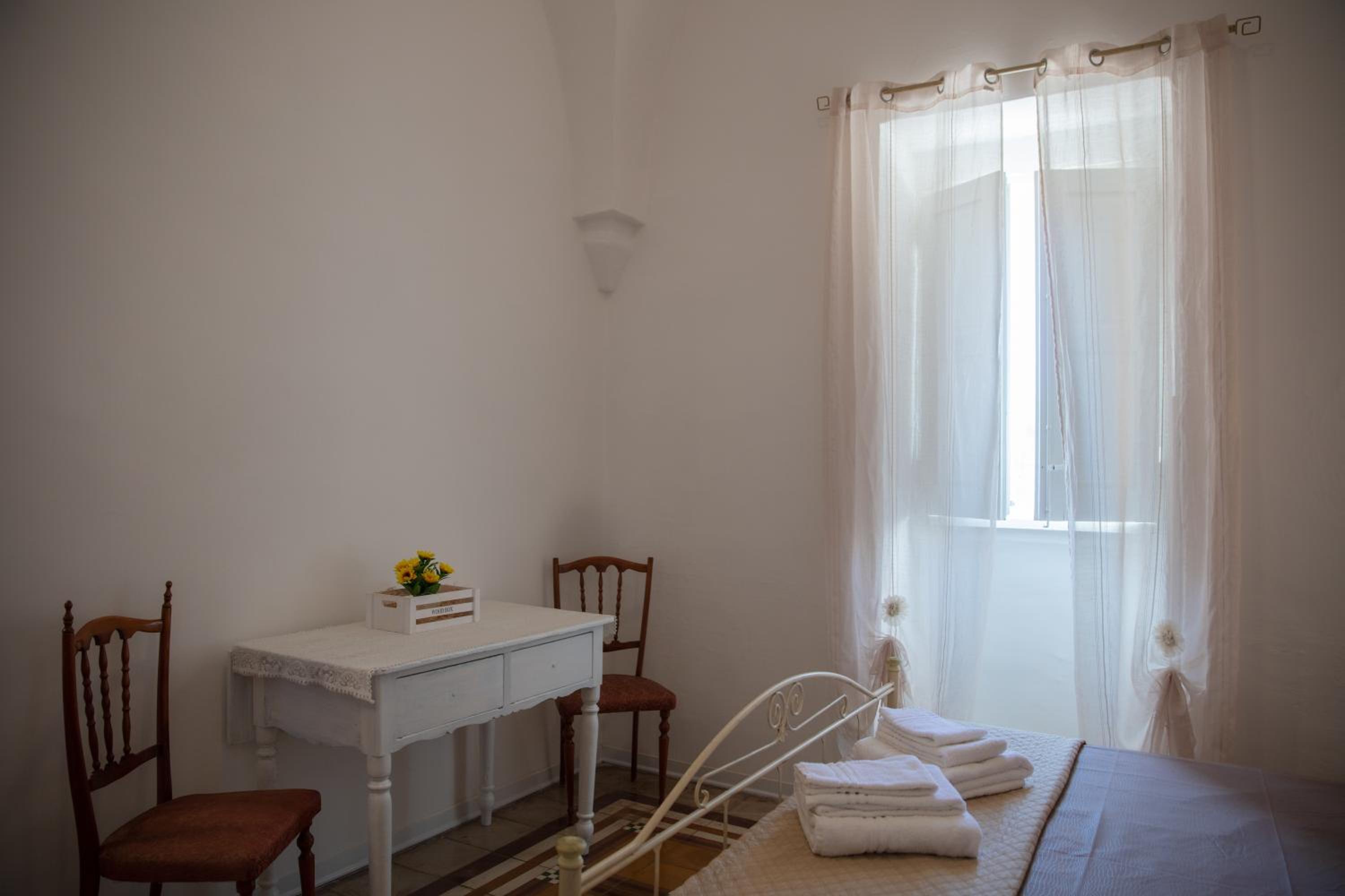 Double Room with Private Bathroom - Photo 10