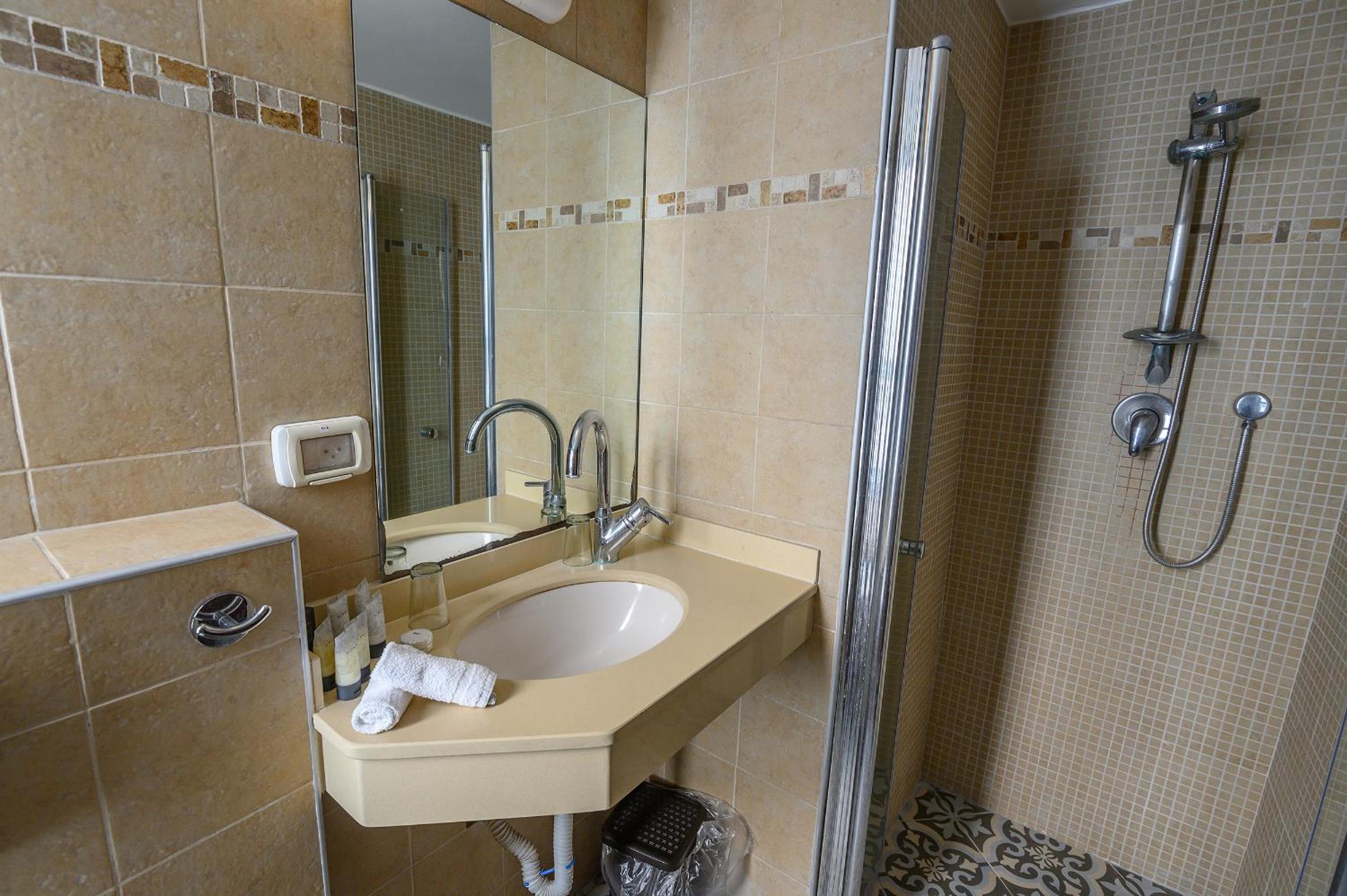 Suite - Photo 11