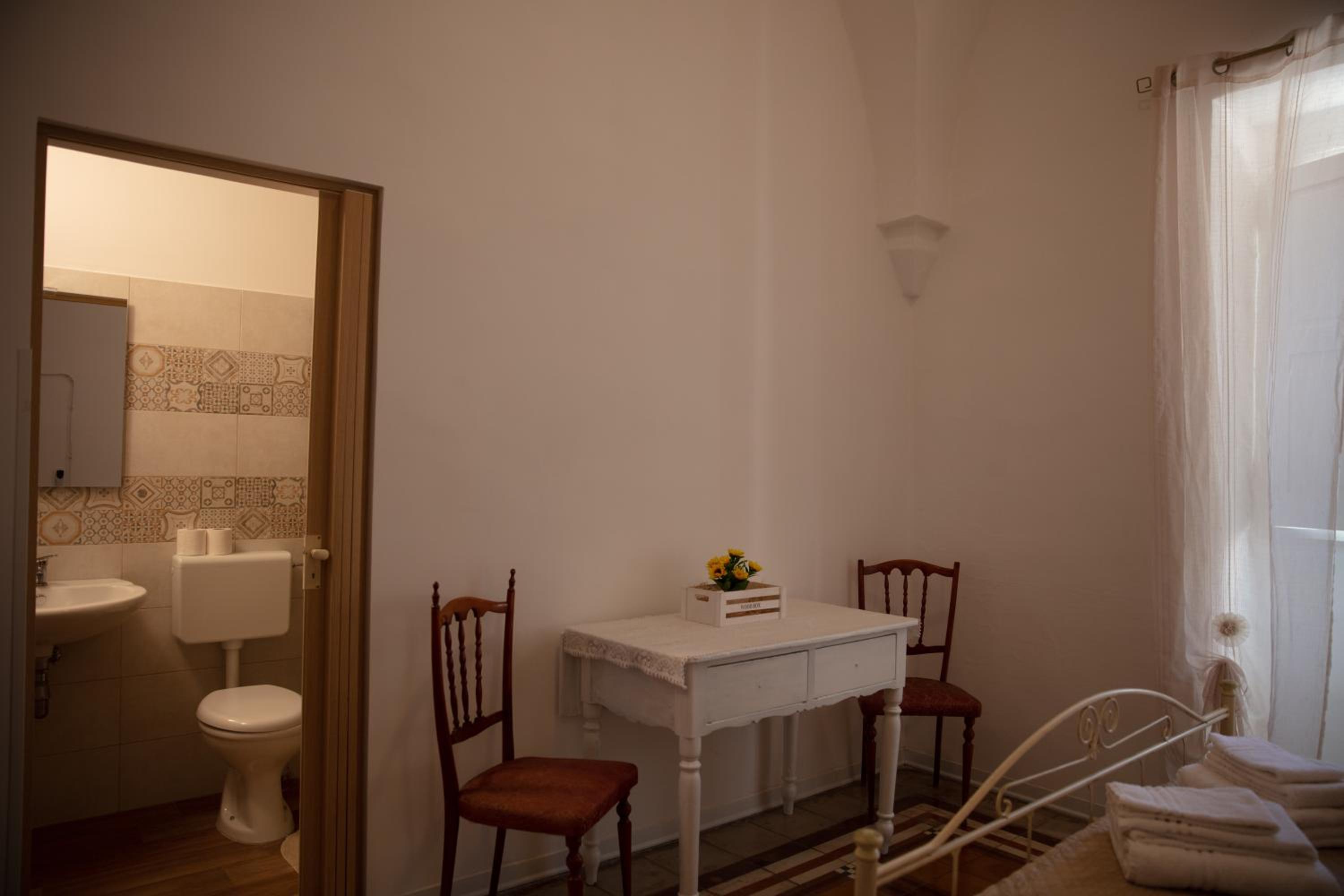 Double Room with Private Bathroom - Photo 11