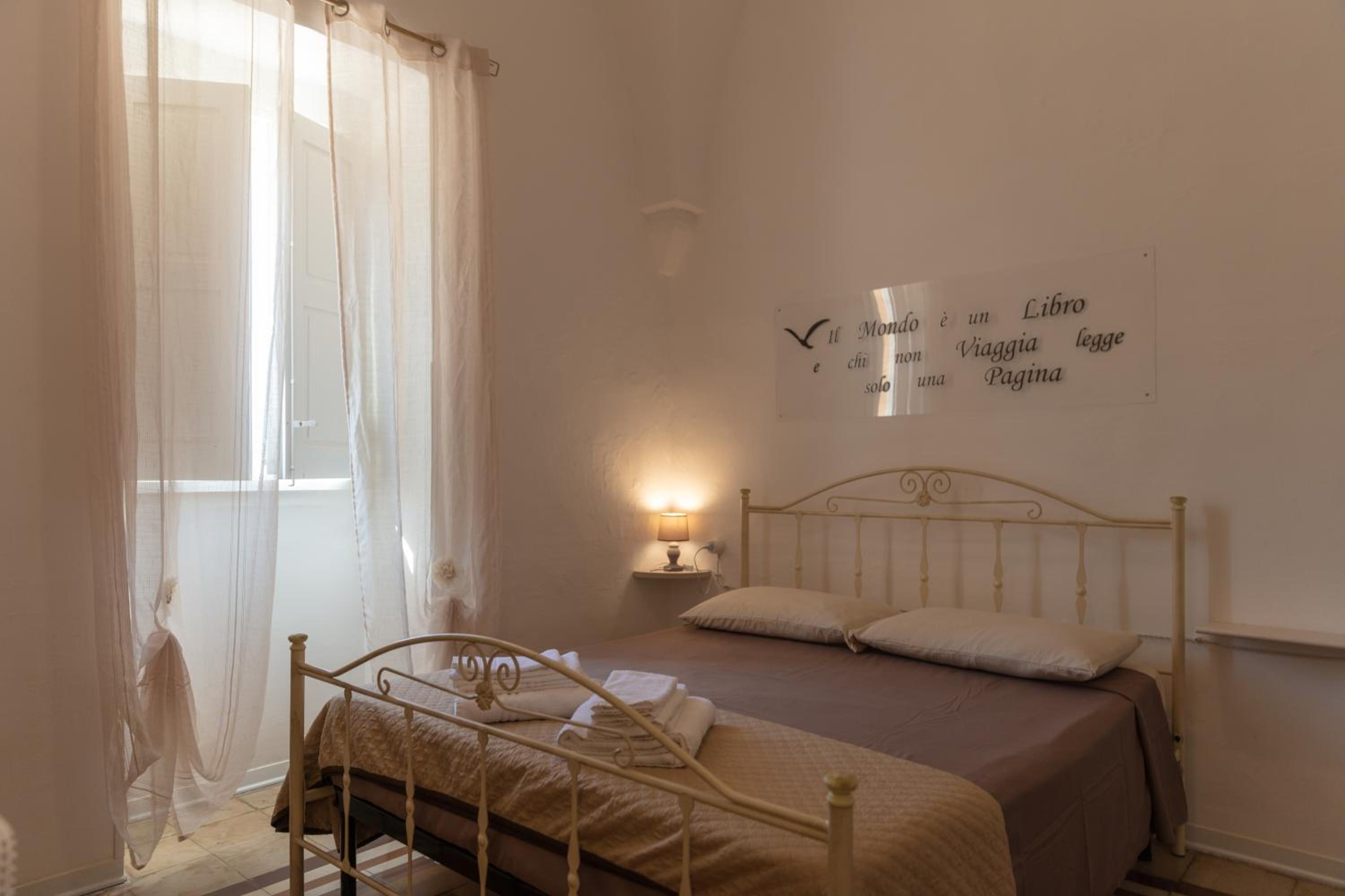 Double Room with Private Bathroom - Photo 14