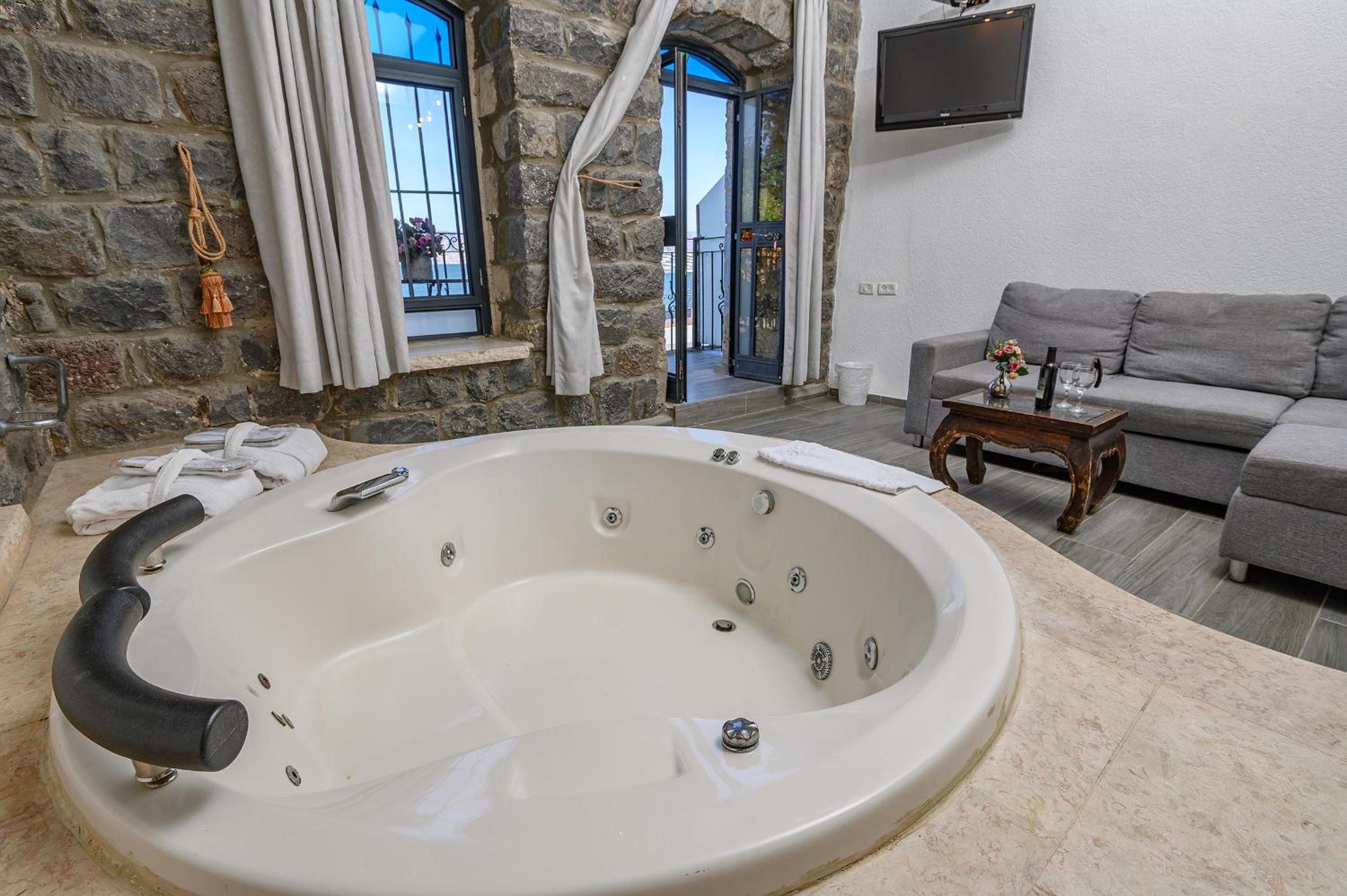 Suite - Photo 29