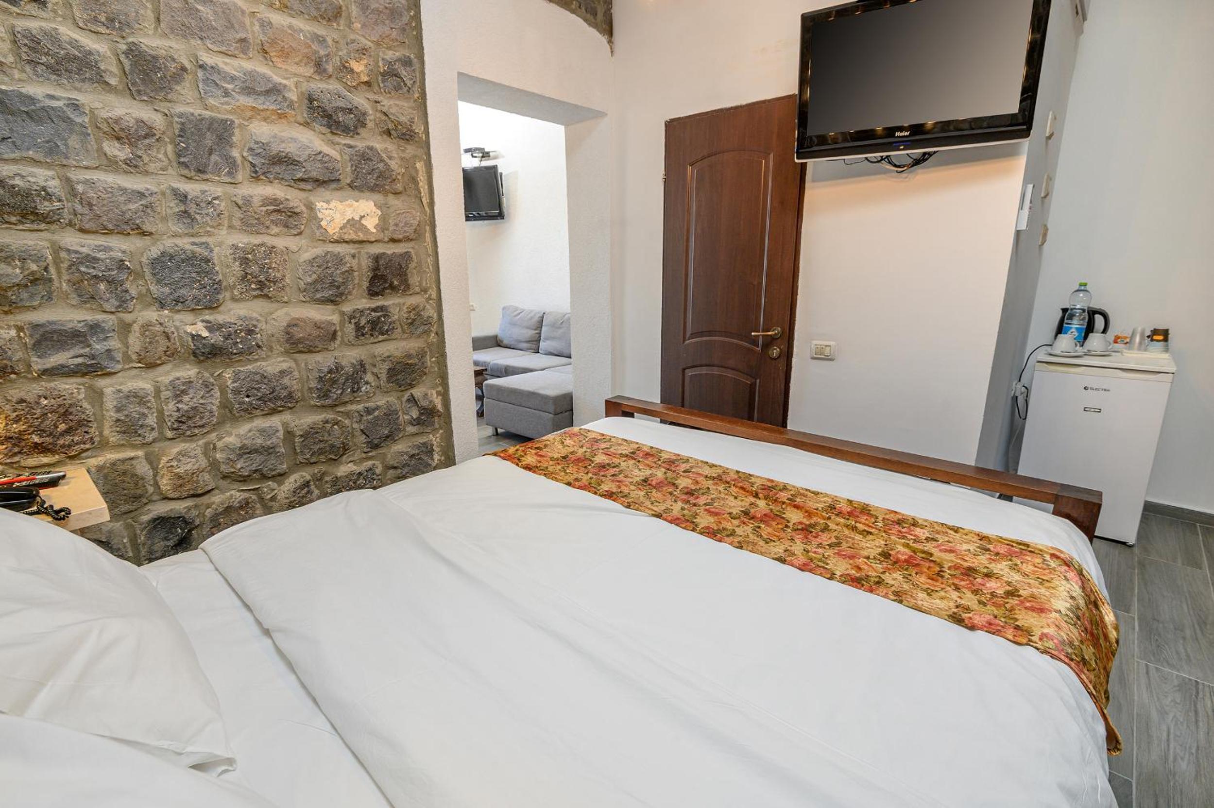 Suite - Photo 25