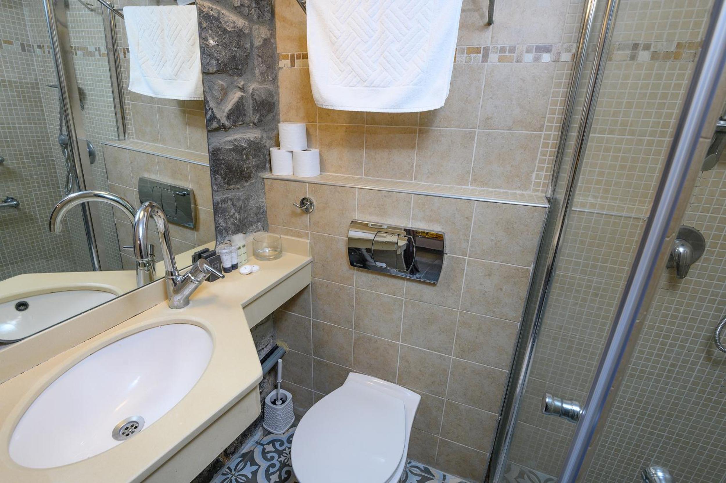 Suite - Photo 33