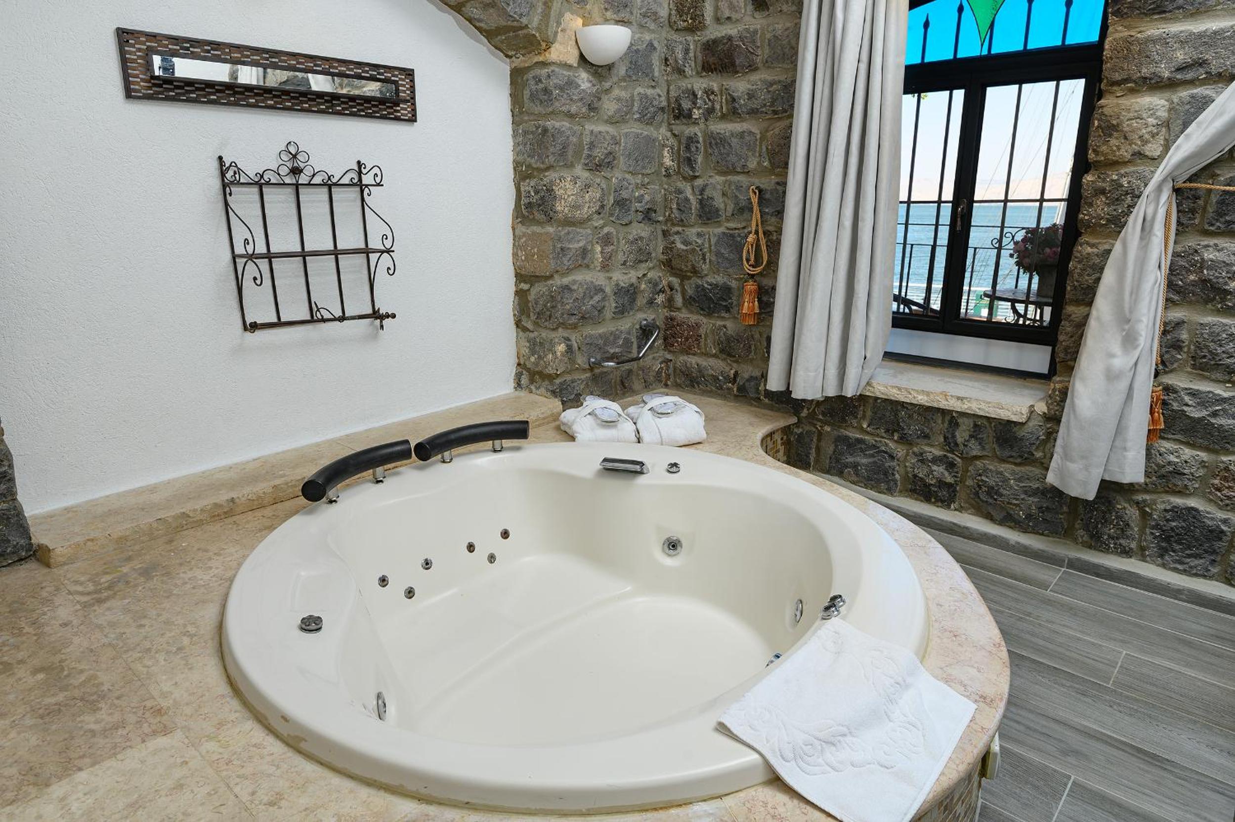 Suite - Photo 28
