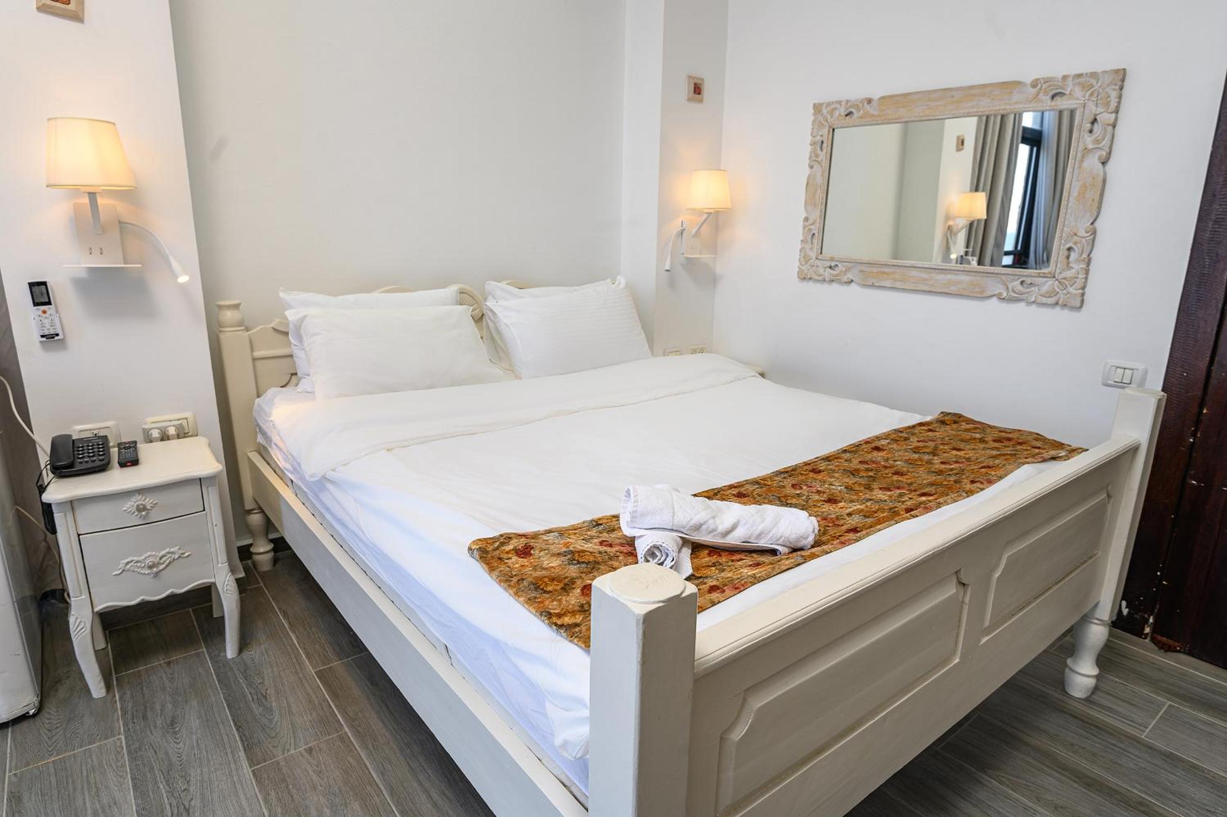 Suite - Photo 36
