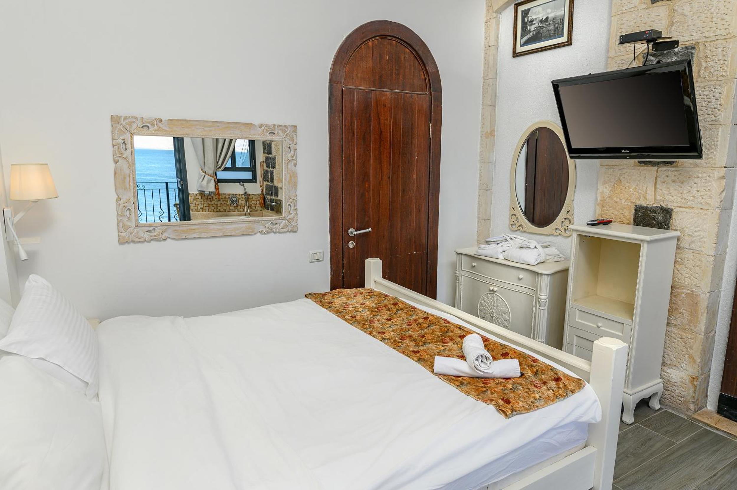 Suite - Photo 35