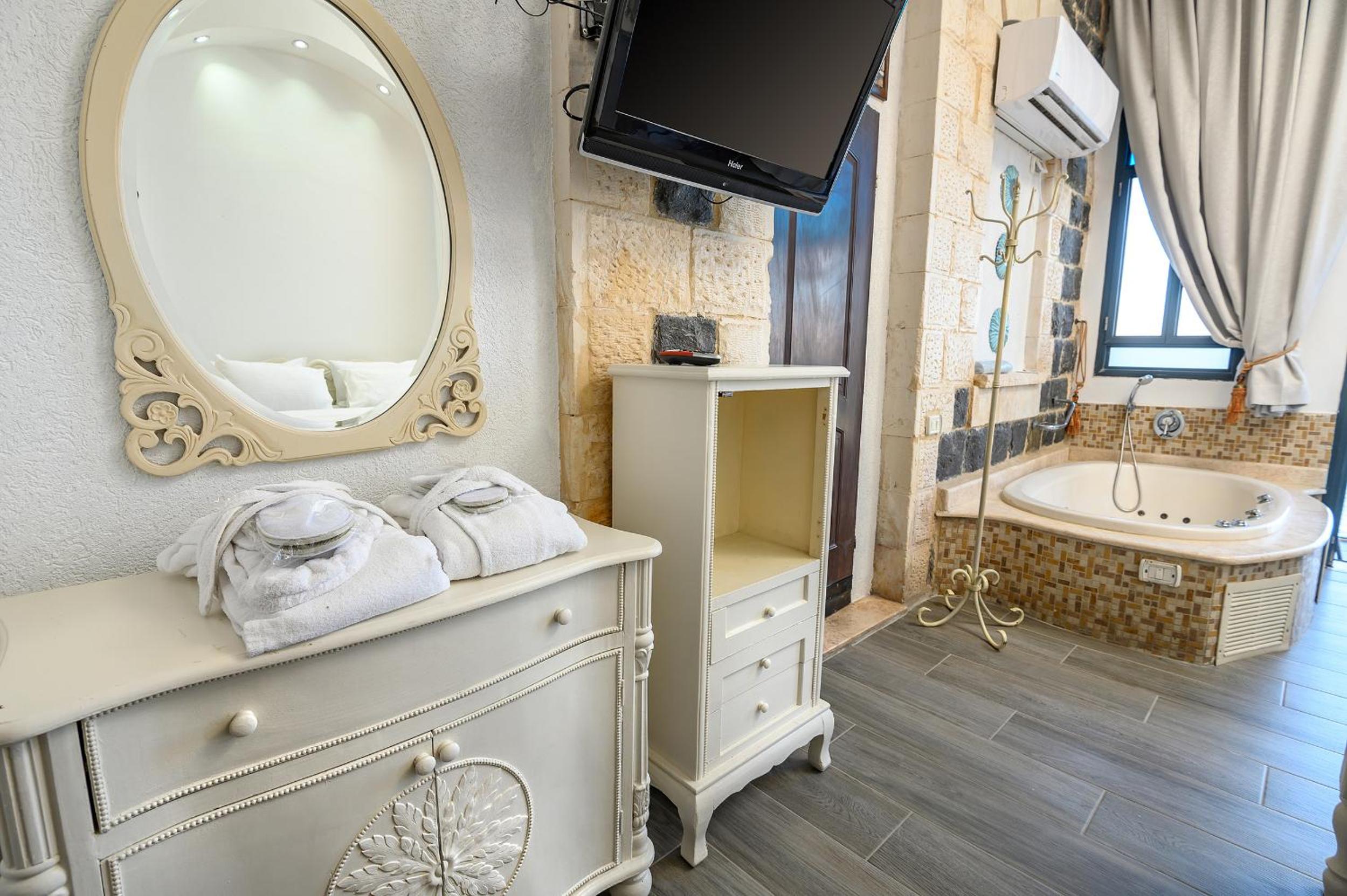 Suite - Photo 41