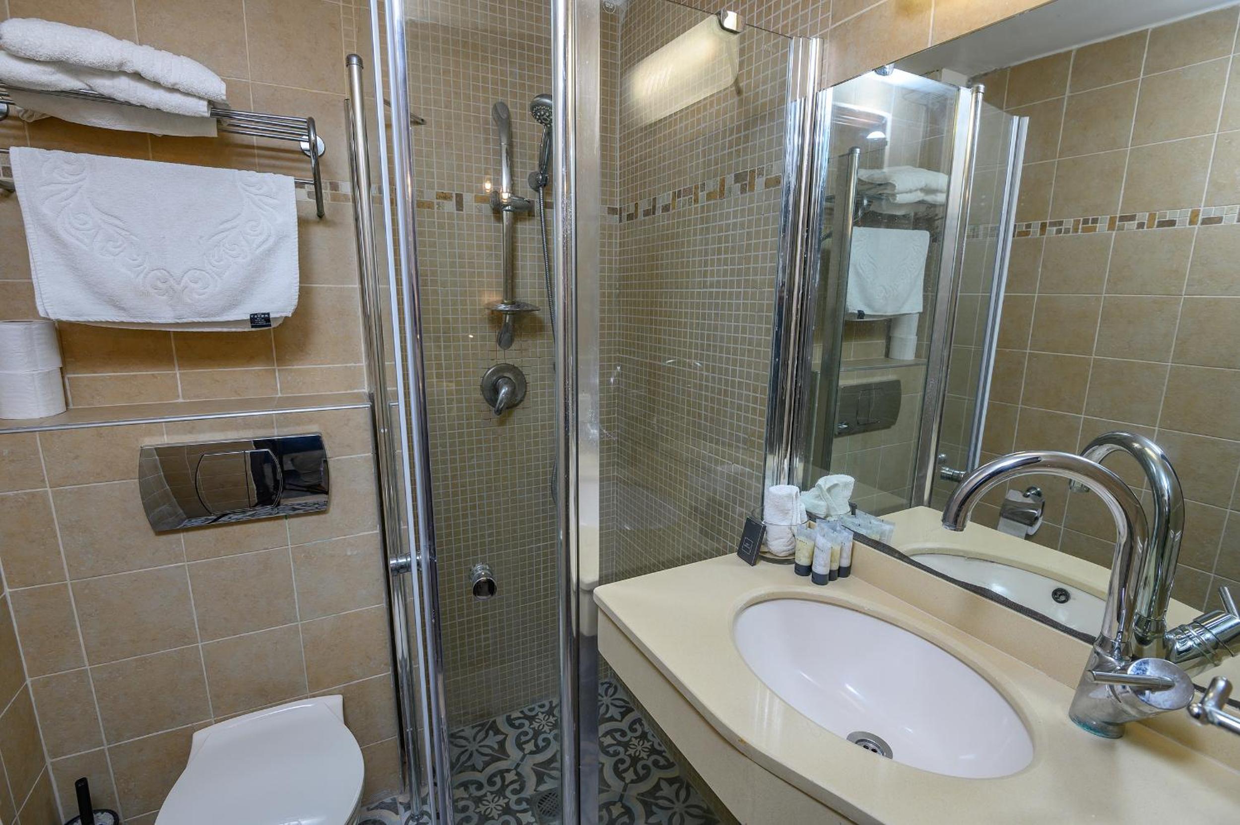 Suite - Photo 43