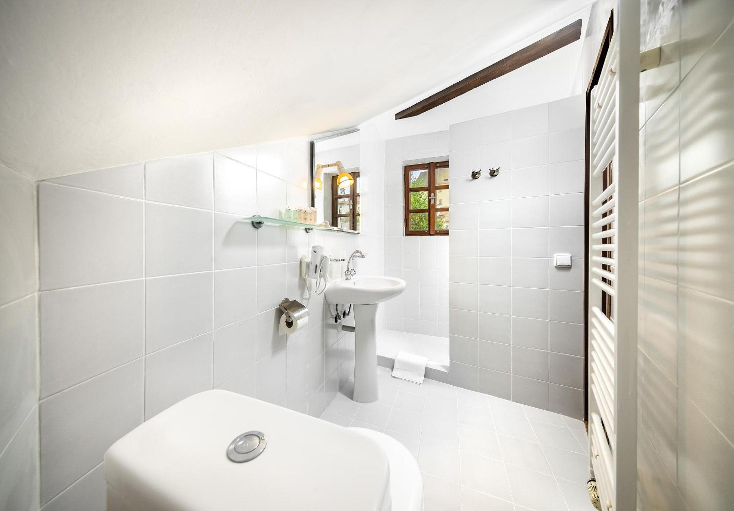 Quadruple Room with Private Bathroom - Photo 4