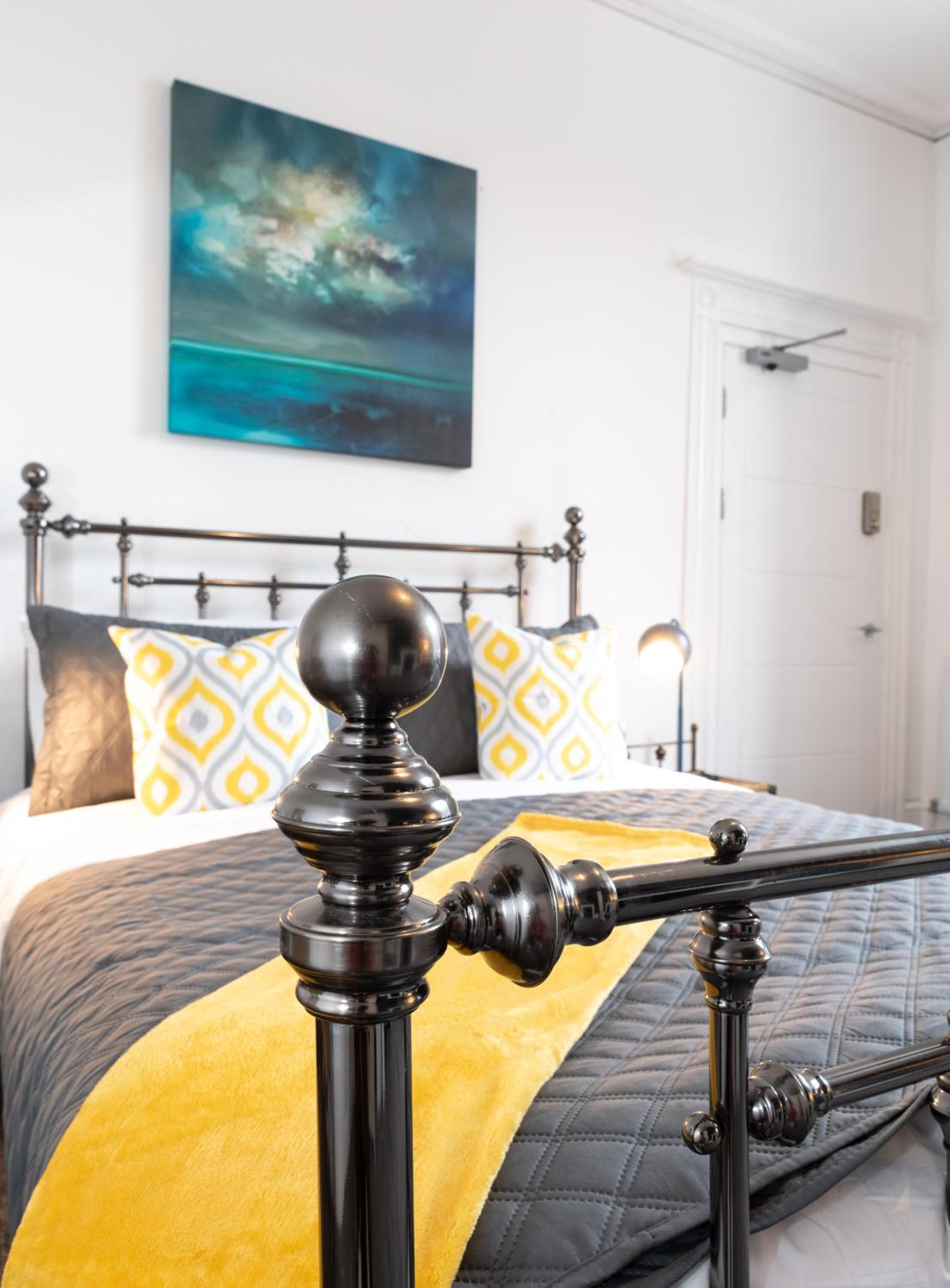 Deluxe King Room - Photo 9