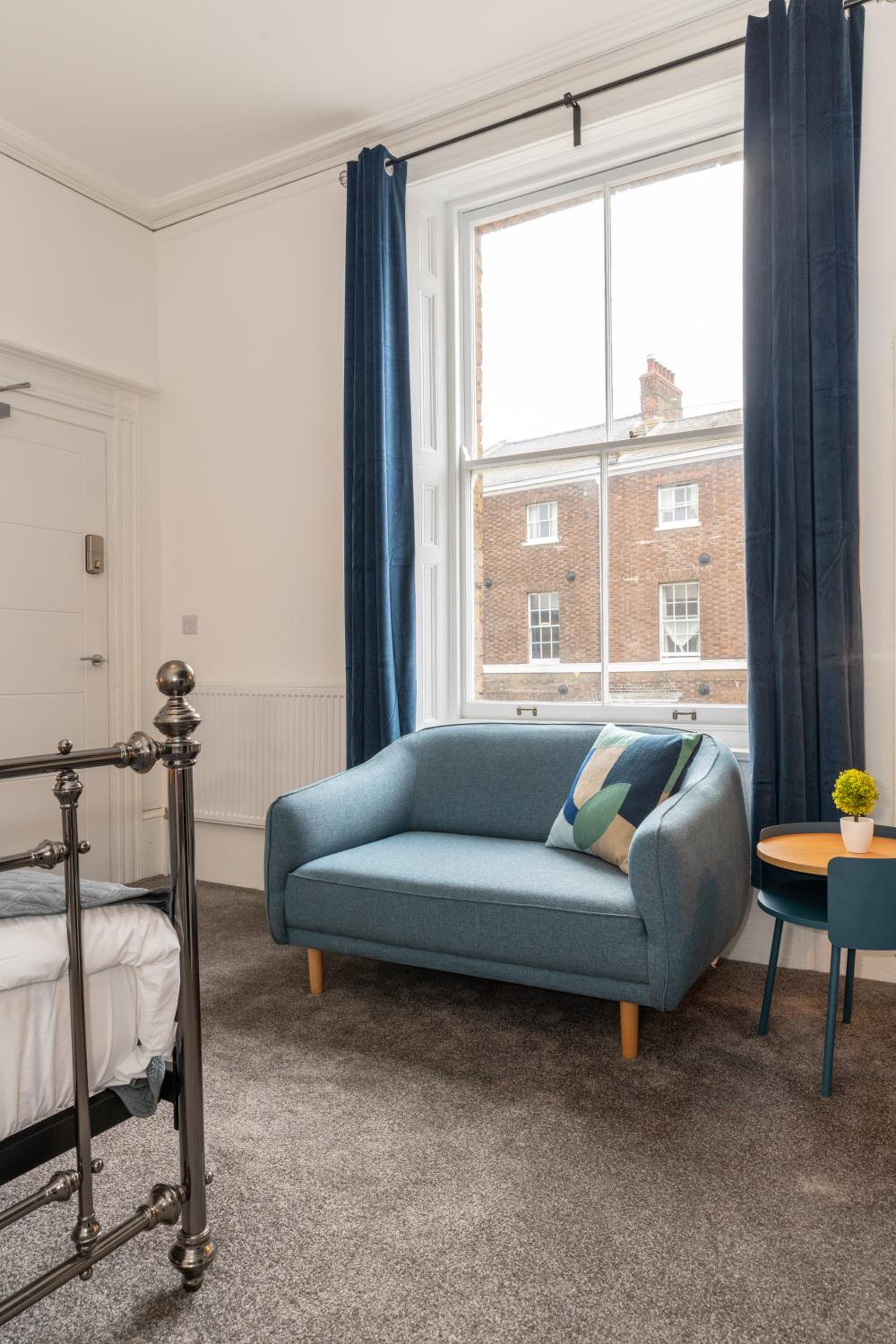 Deluxe King Room - Photo 13