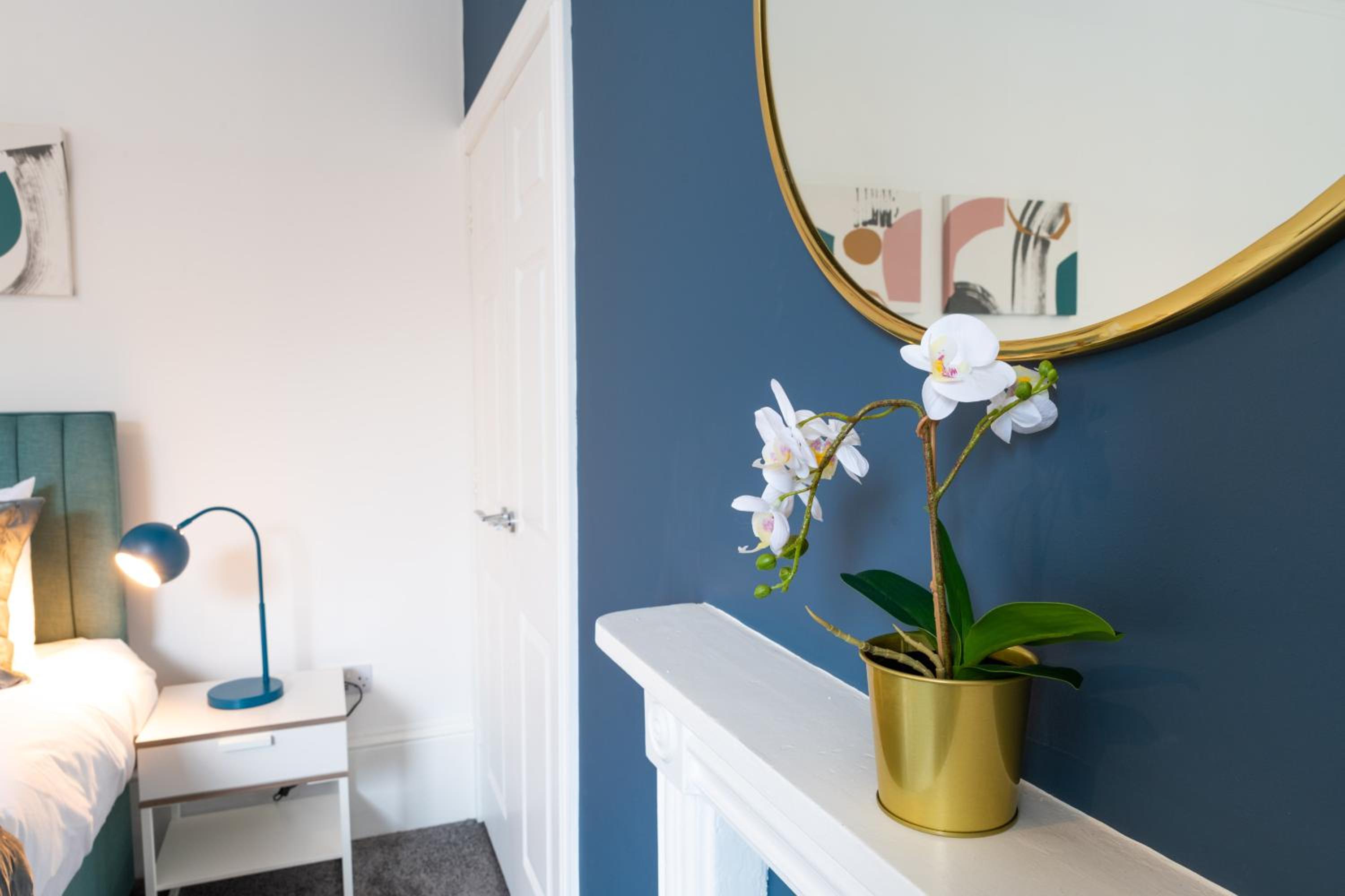 Standard King Room - Photo 16