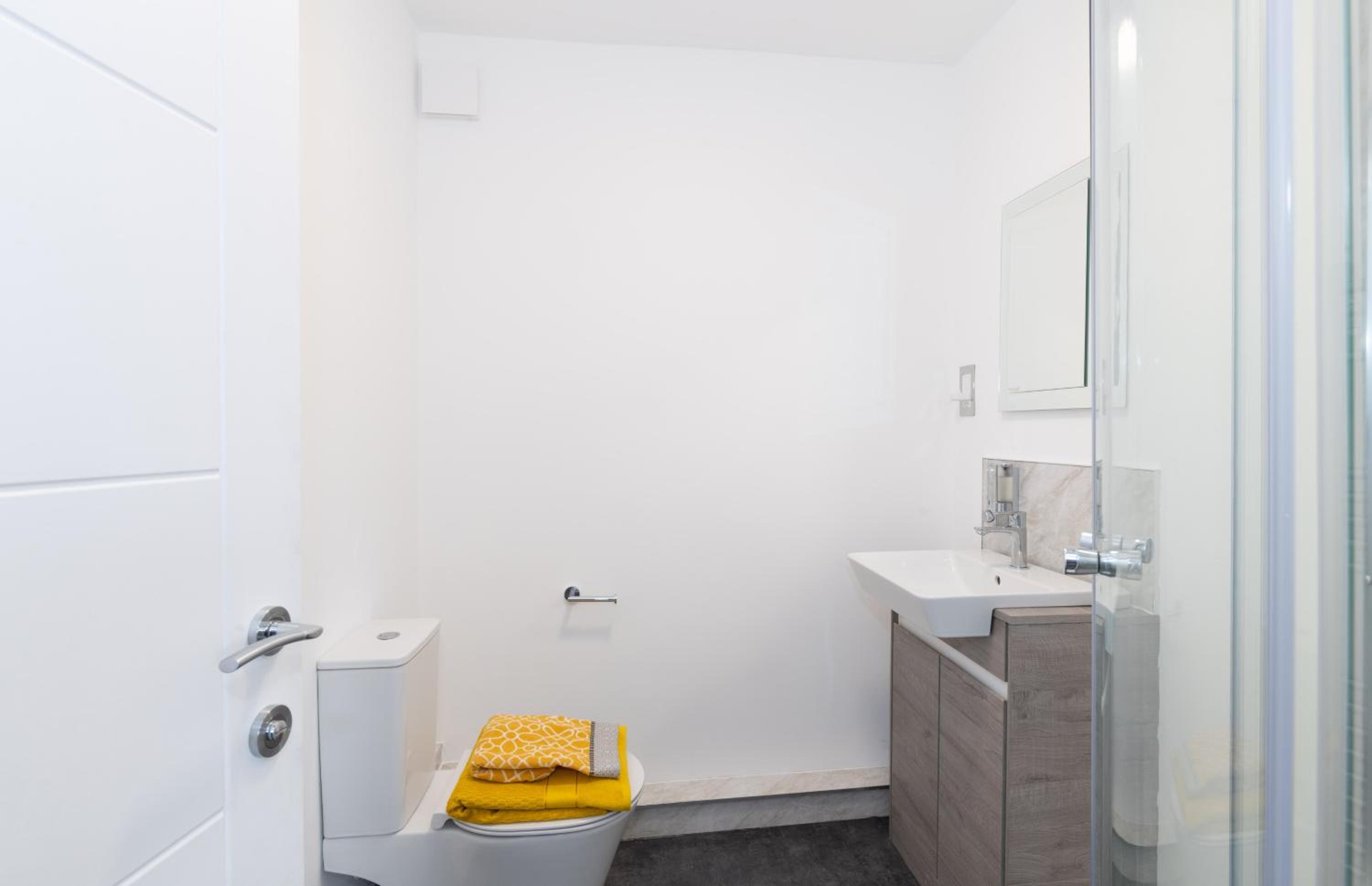 Deluxe King Room - Photo 15