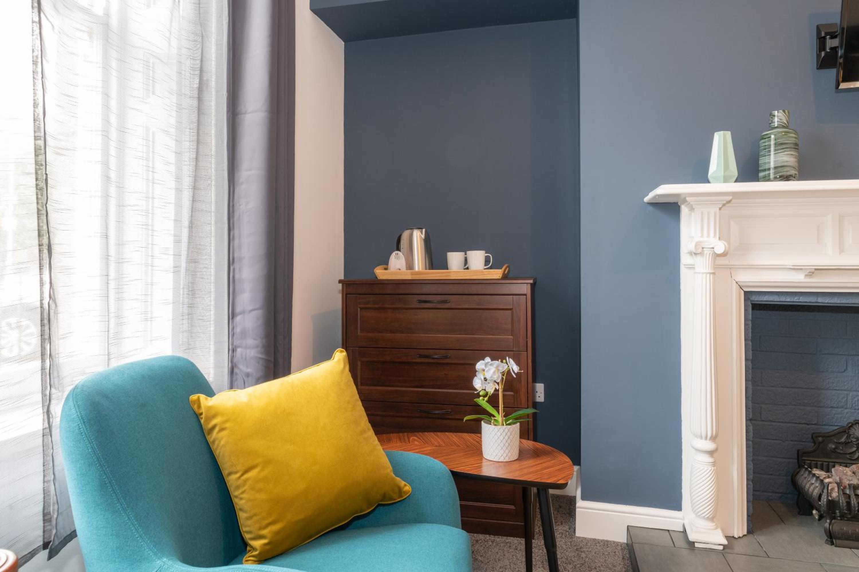 Standard King Room - Photo 8