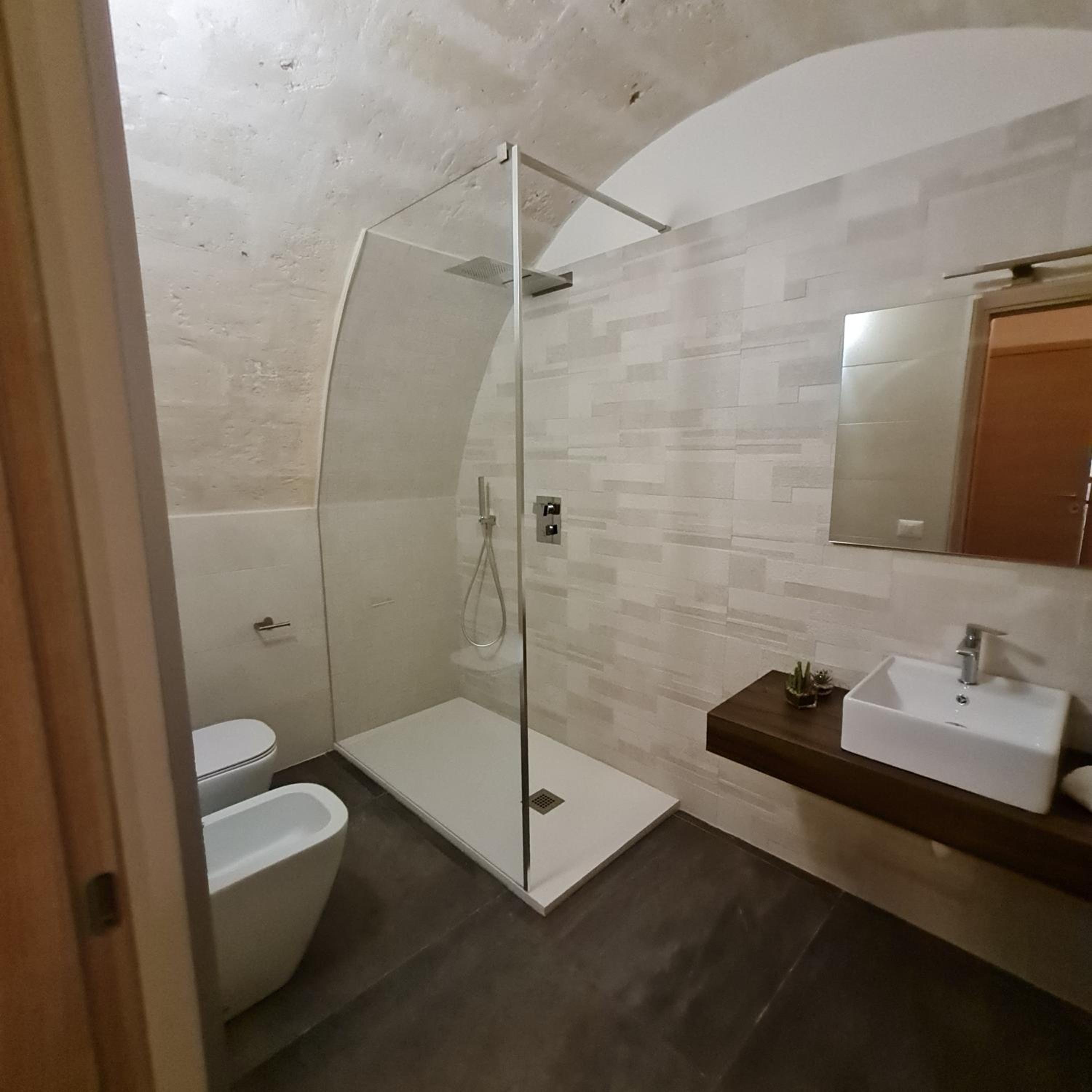 Deluxe Double or Twin Room - Photo 9