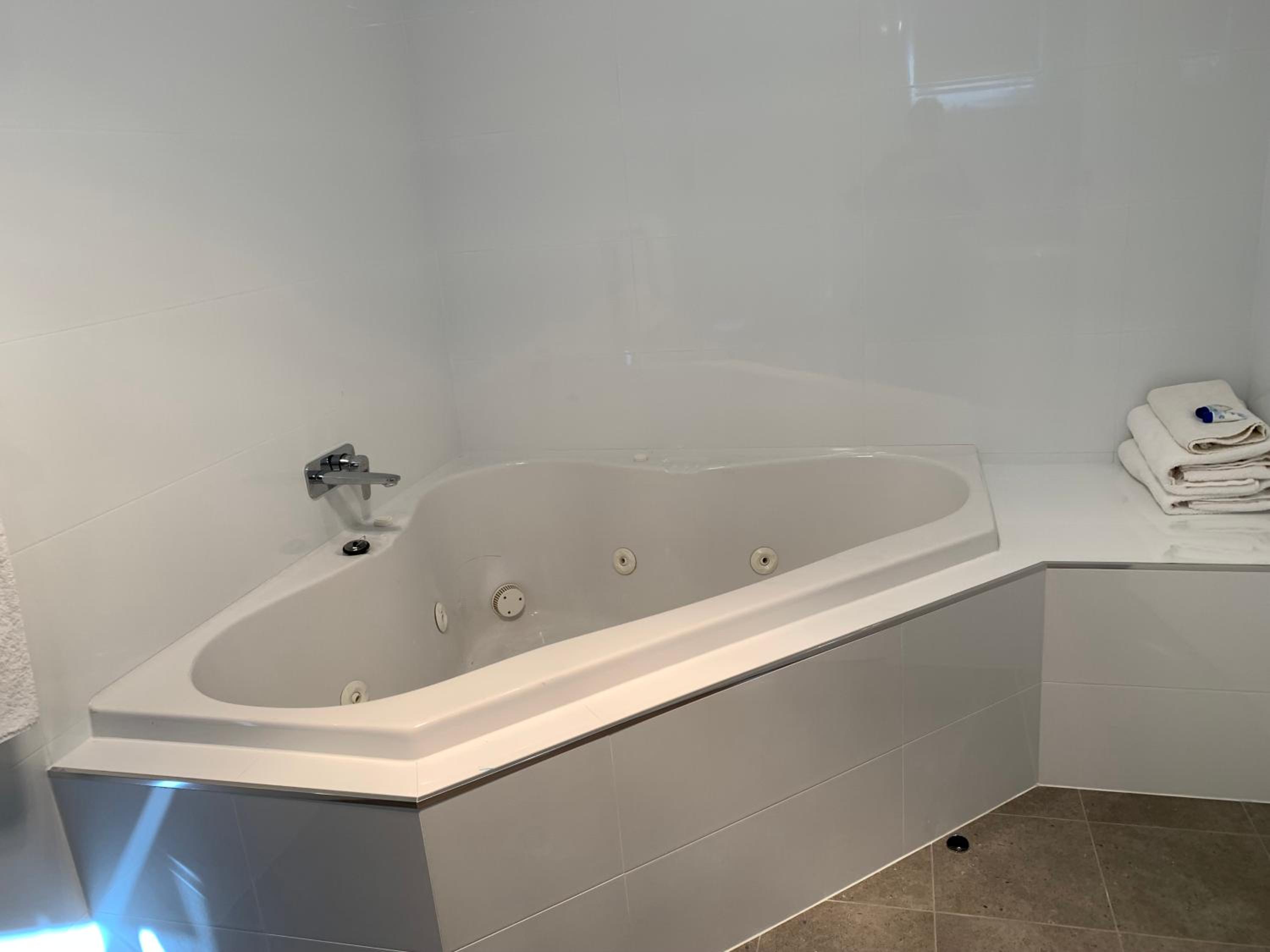 Studio Suite with Pool View and Spa Bath photo 3