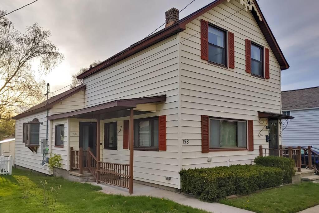 Three-Bedroom House photo 2