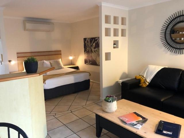 Studio Apartment with Spa Bath photo 3