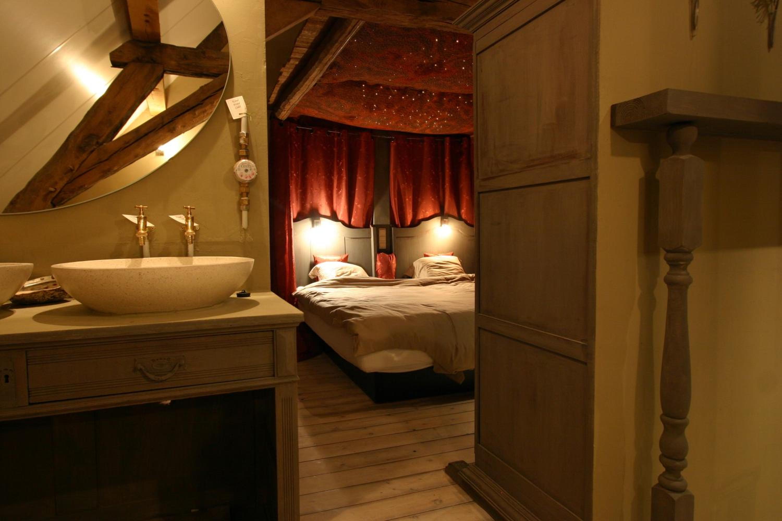 Deluxe Double Room with Shower photo 3