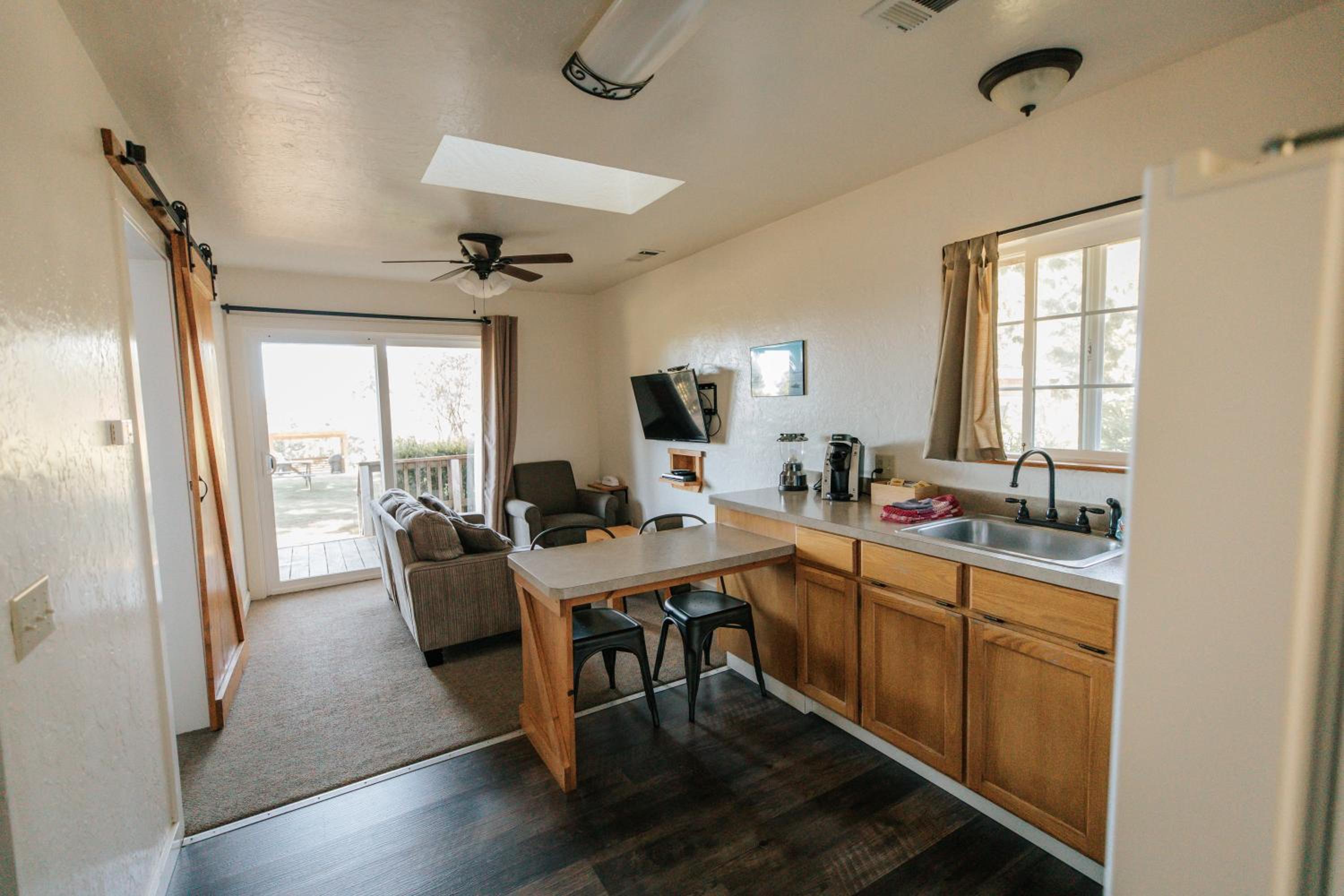 Deluxe Two Bedroom Cottage with Spa photo 3