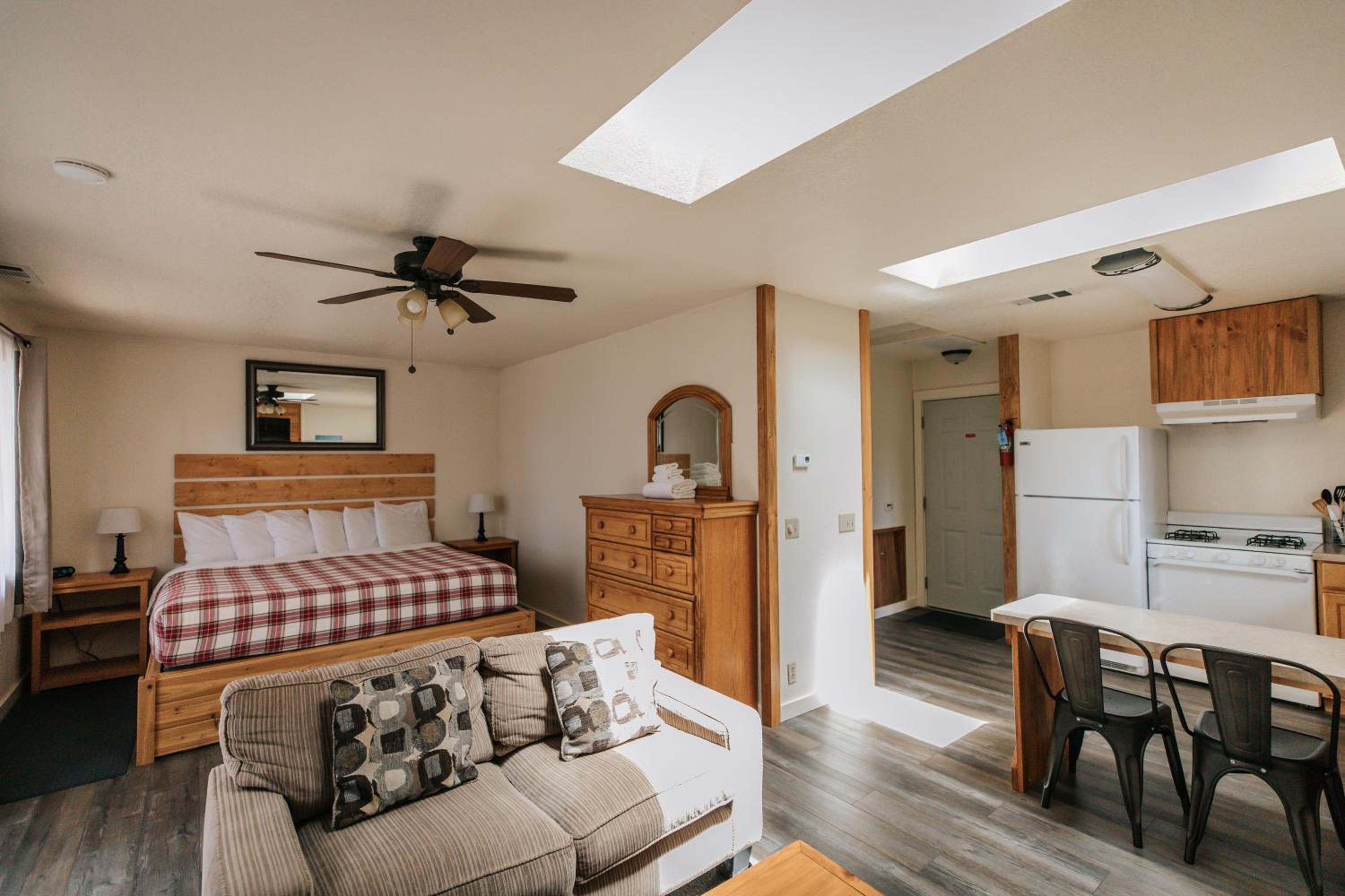 Standard One King Cottage with Jetted Bathtub  photo 3
