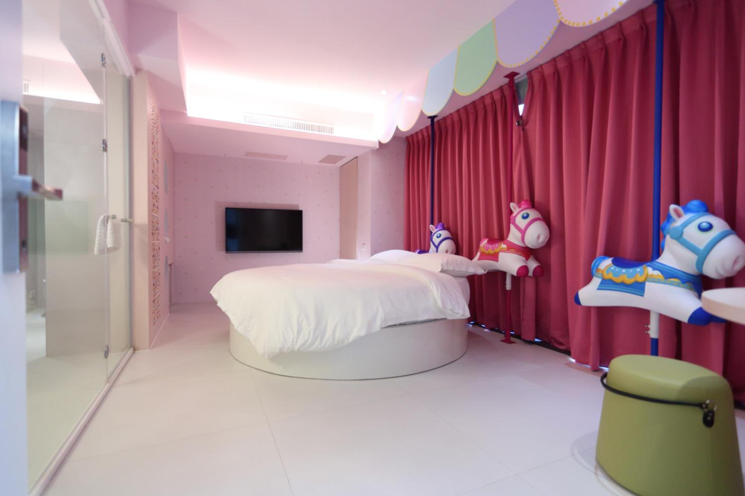 Superior Double Room with Round Bed and Bath photo 1