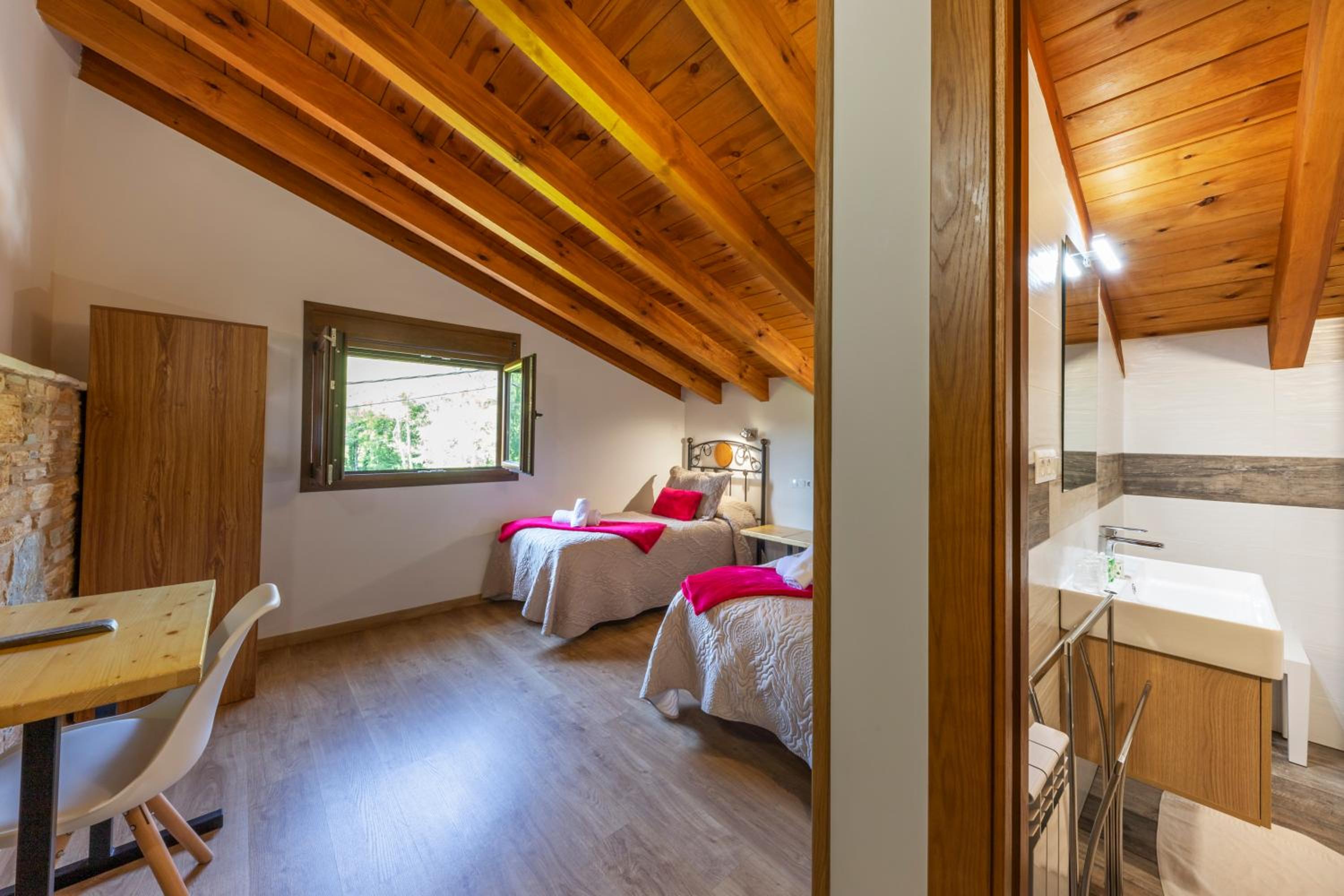 Twin Room with Private Bathroom photo 2