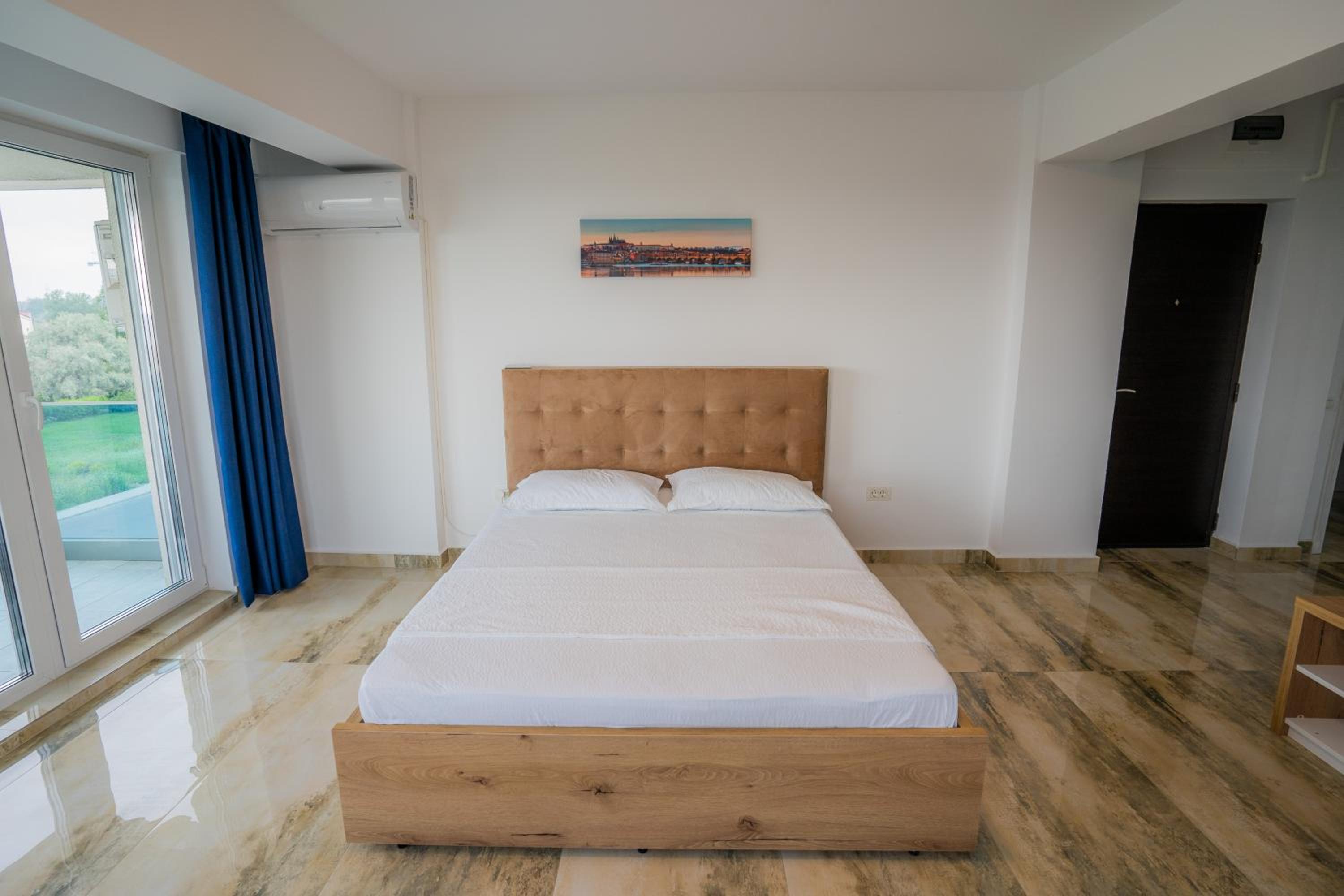 Studio Apartment - Photo 1