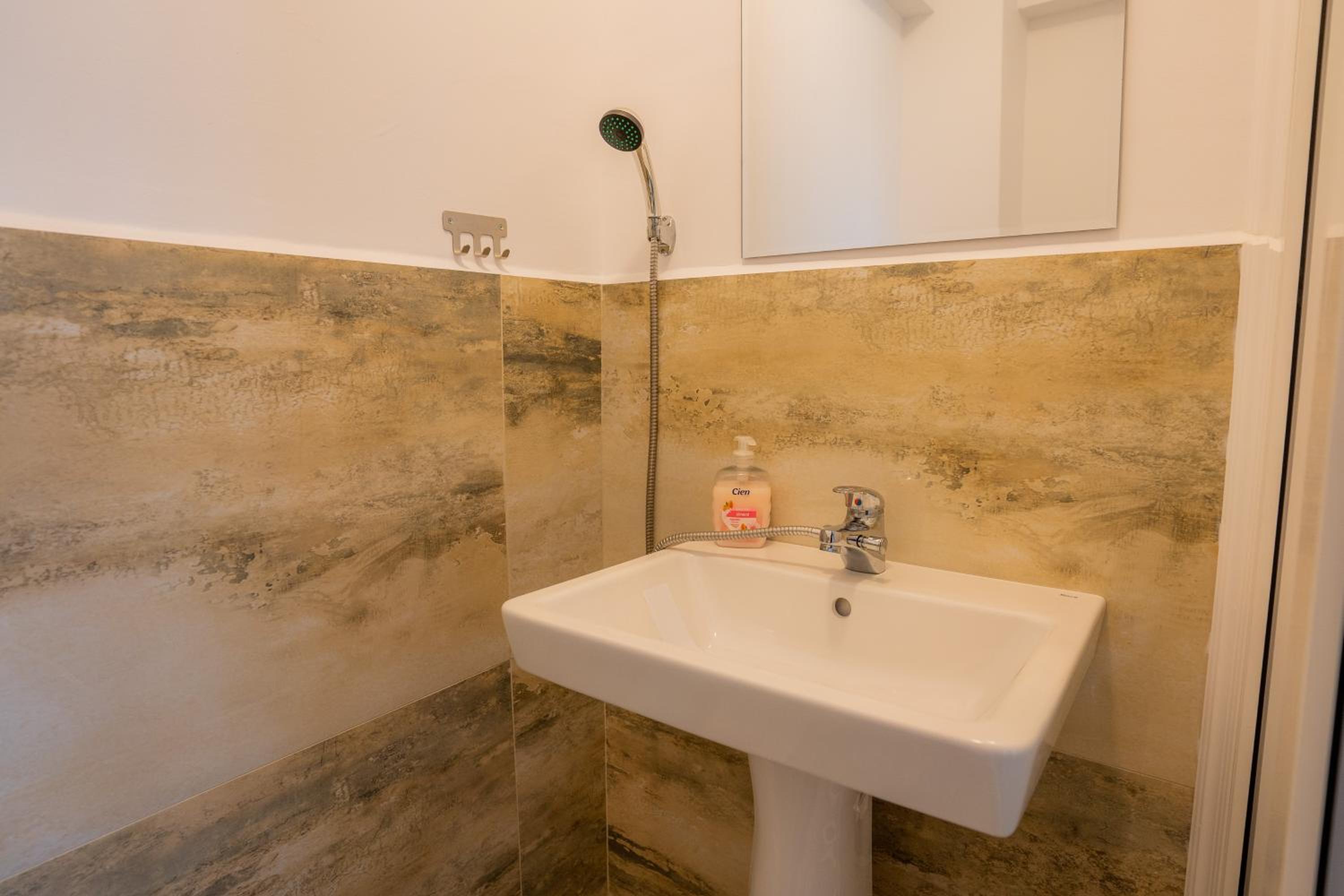 Studio Apartment - Photo 10