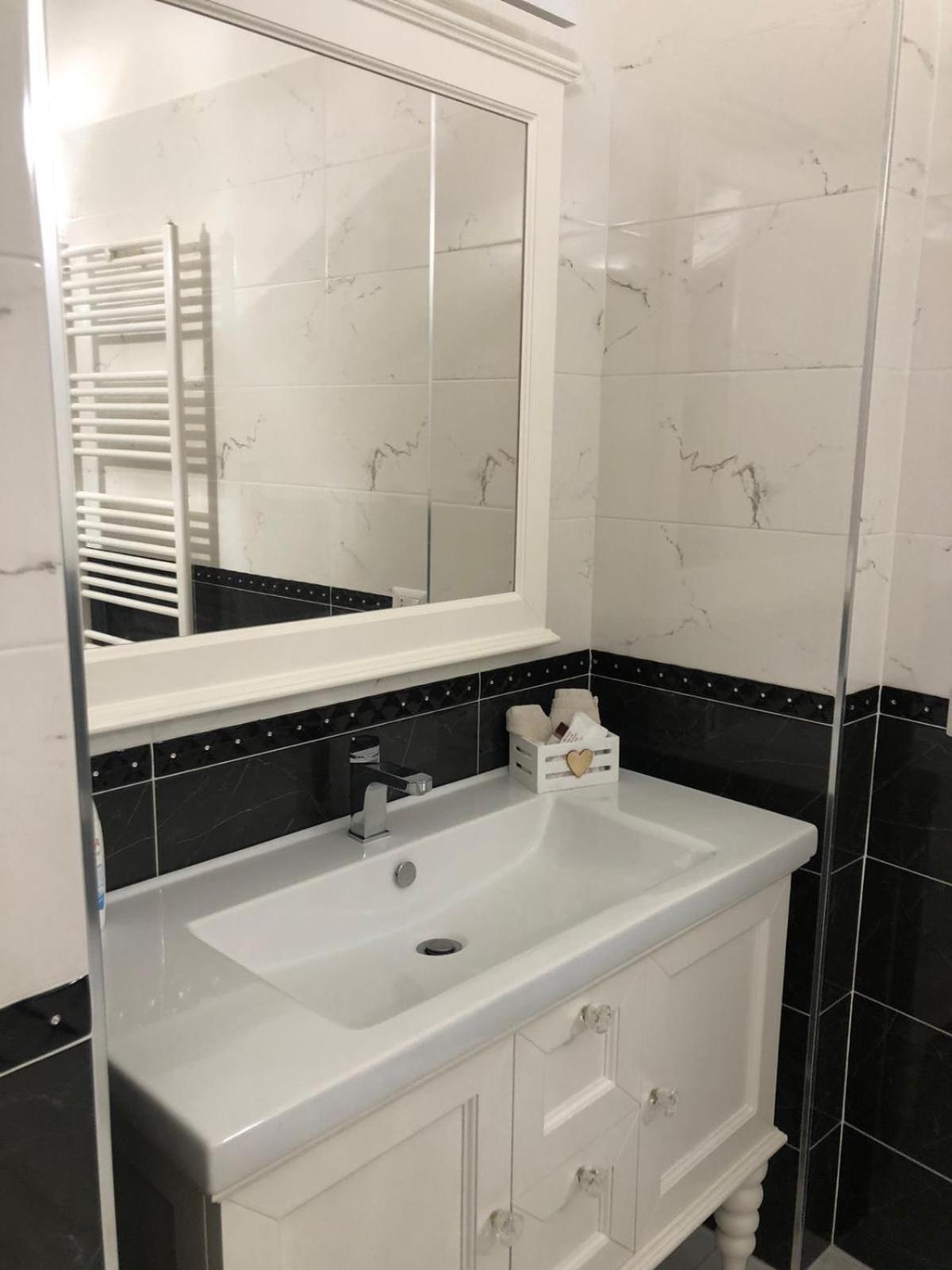 Double Room with Private Bathroom - Photo 2