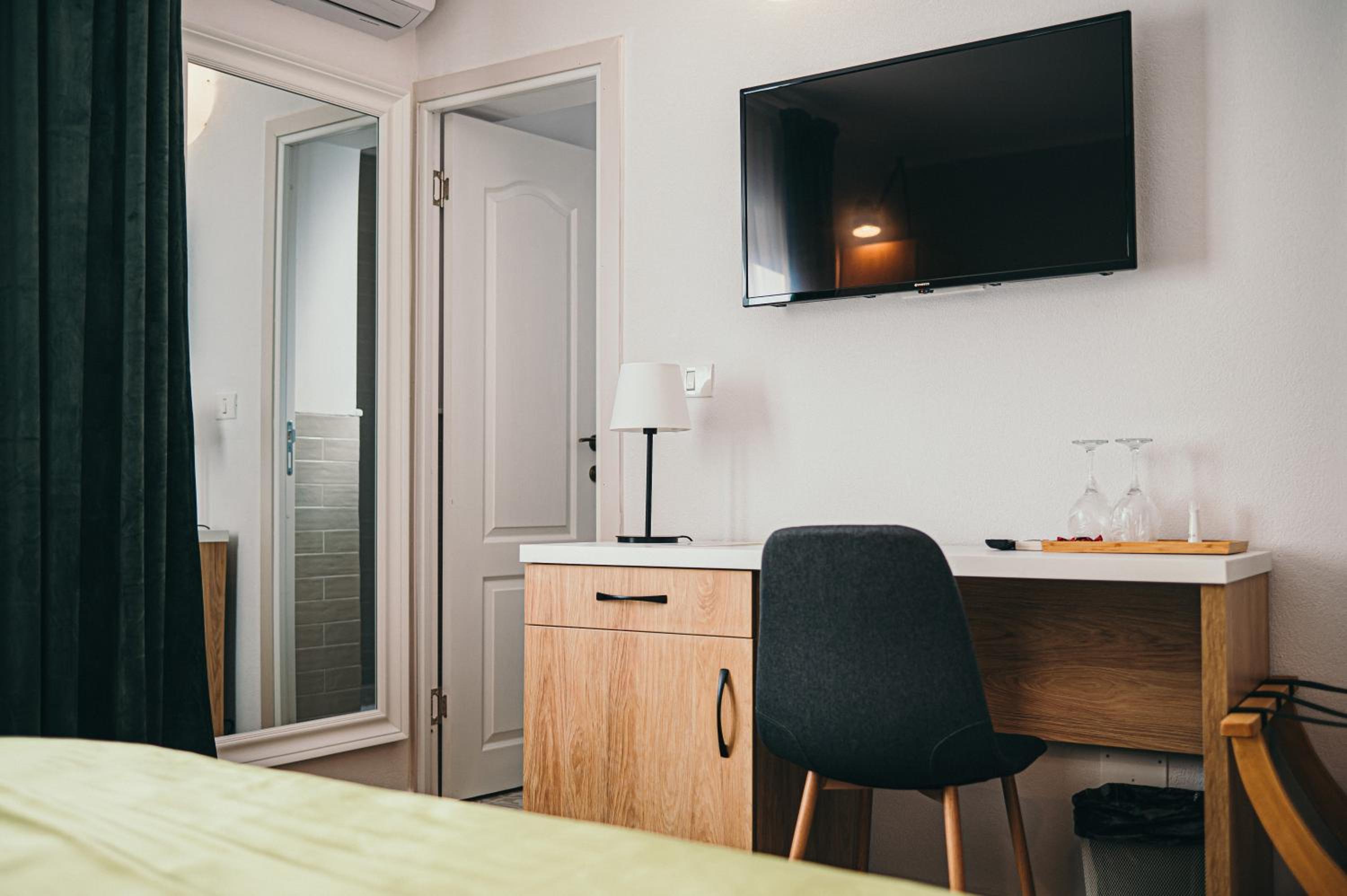 Superior Double or Twin Room - Photo 14