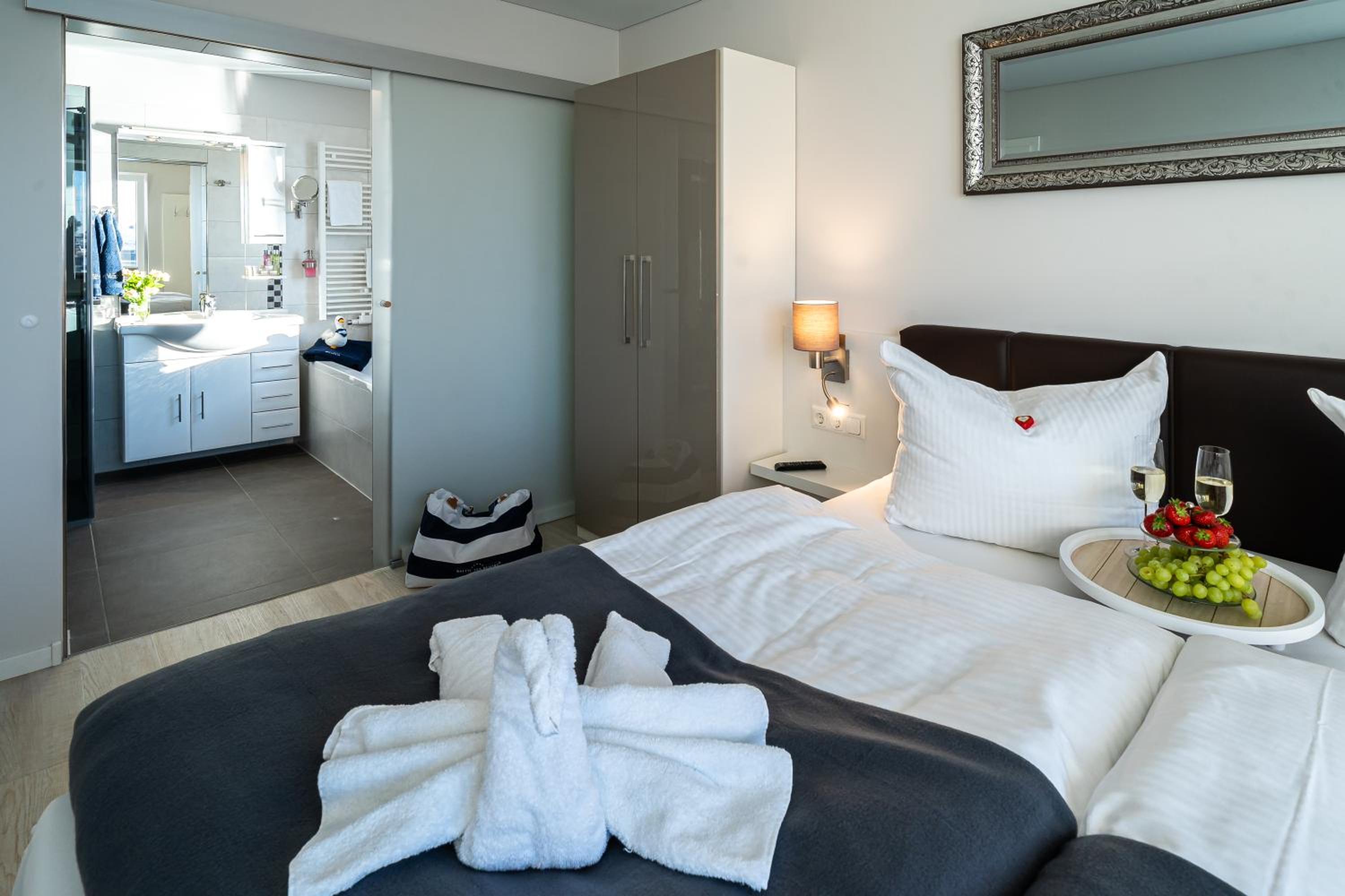 Two-Bedroom House with en suite Bathtub 2 - Photo 10
