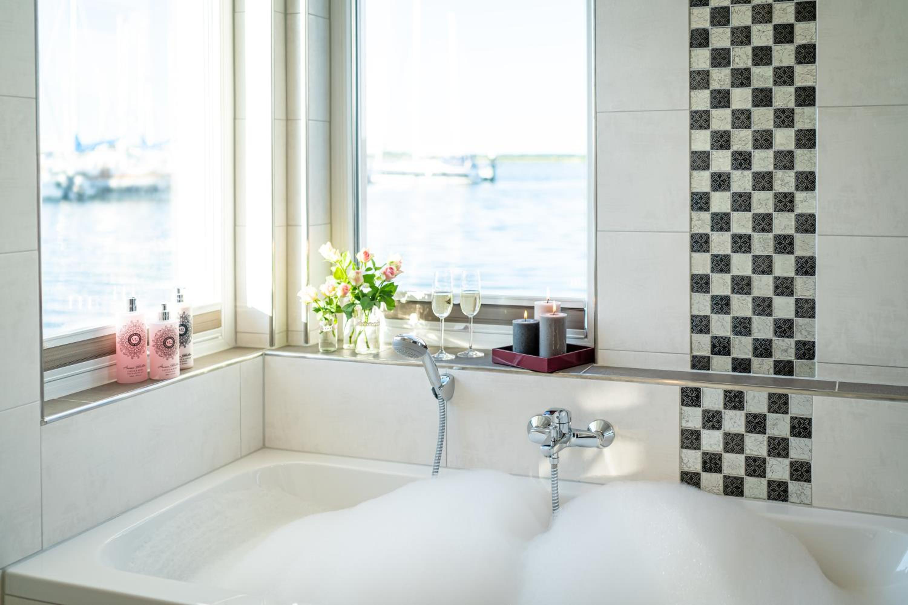 Two-Bedroom House with en suite Bathtub 2 - Photo 5