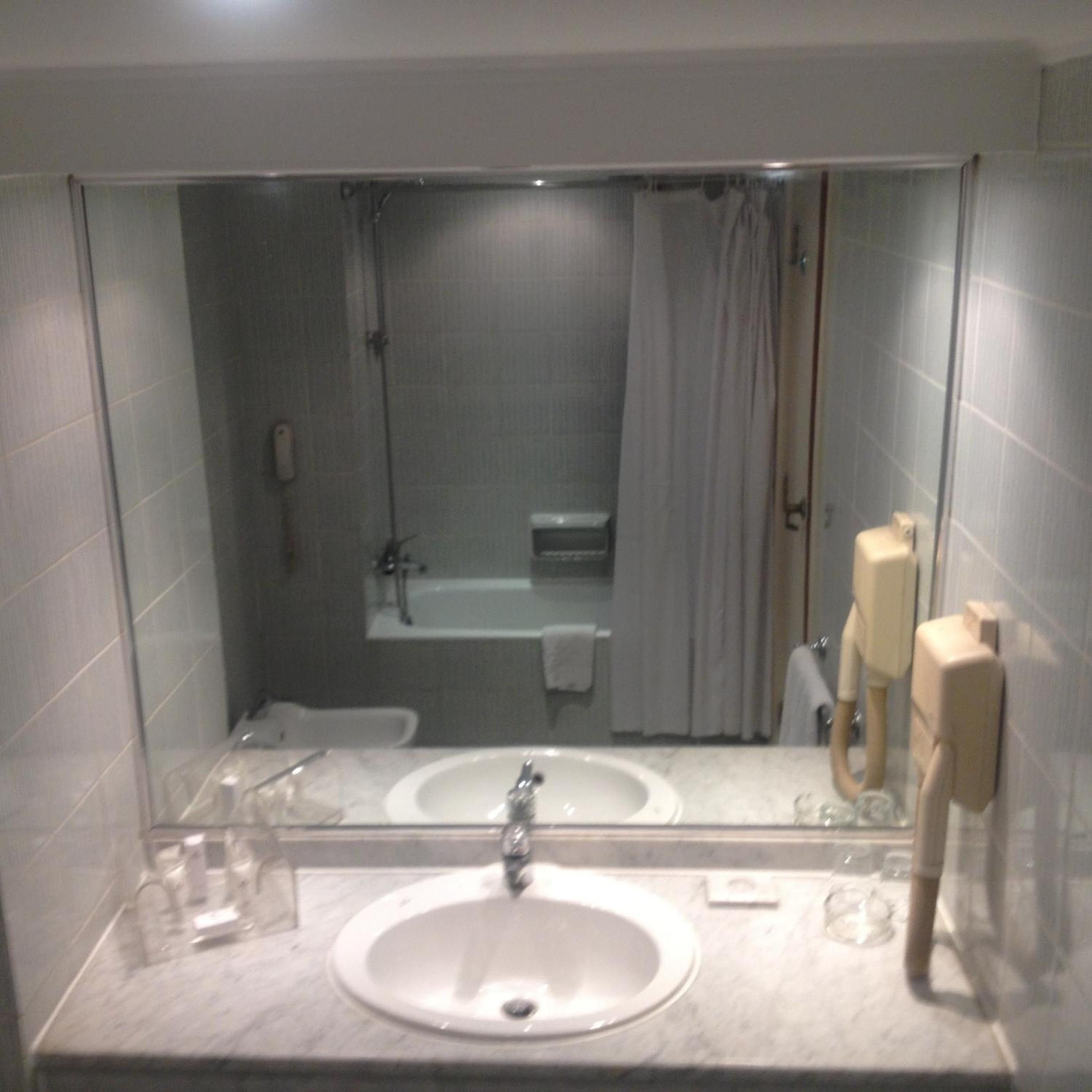 Standard Double or Twin Room - Photo 7