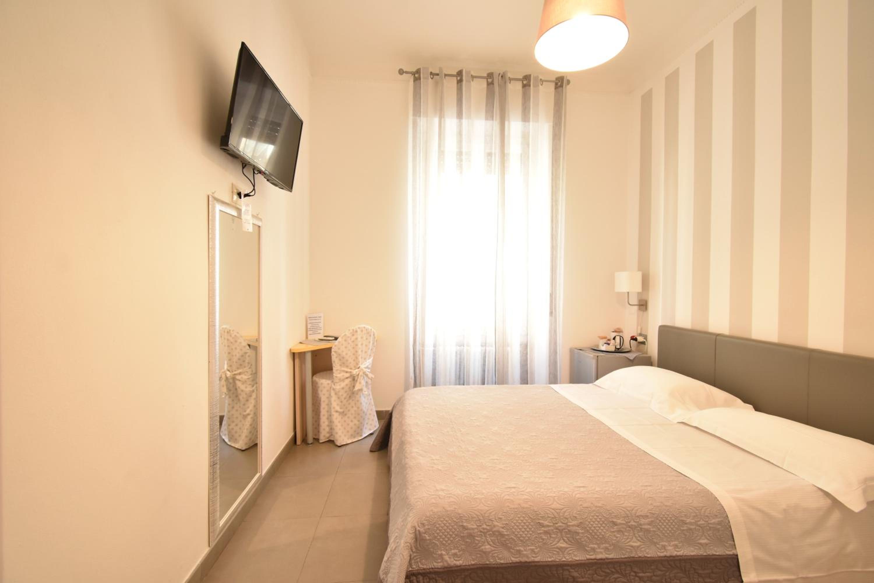 Economy Double Room - Photo 7