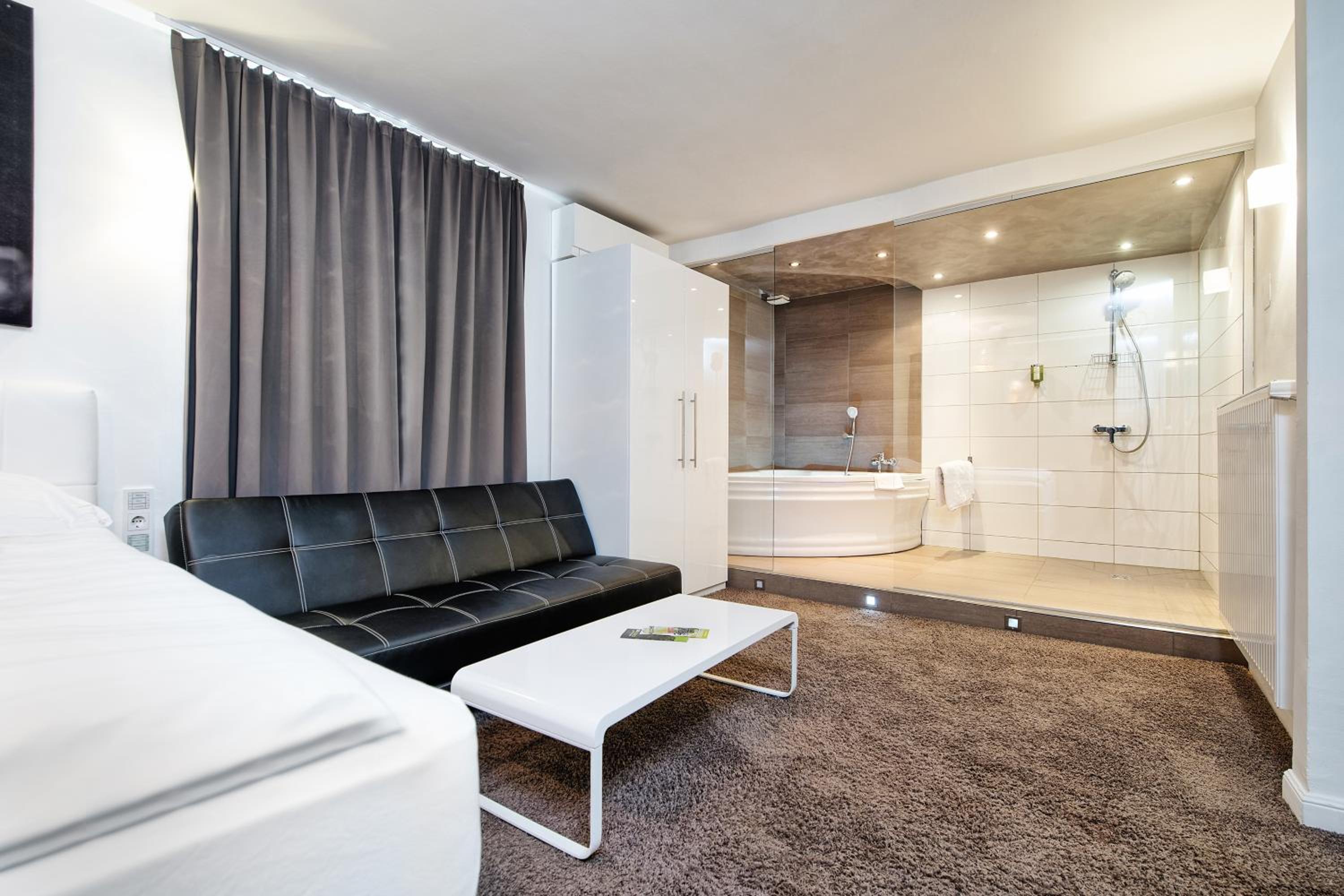 Double Room with Spa Bath photo 2