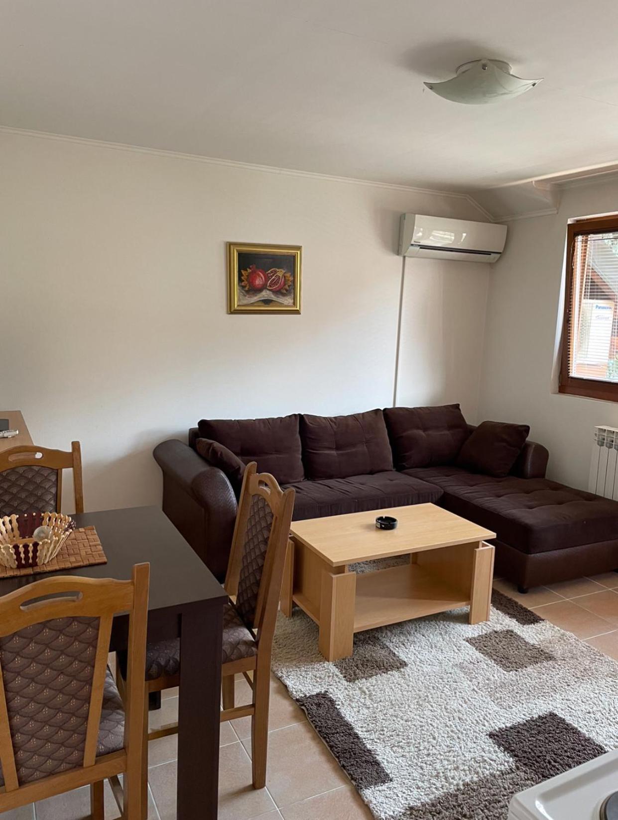 One-Bedroom Apartment photo 1
