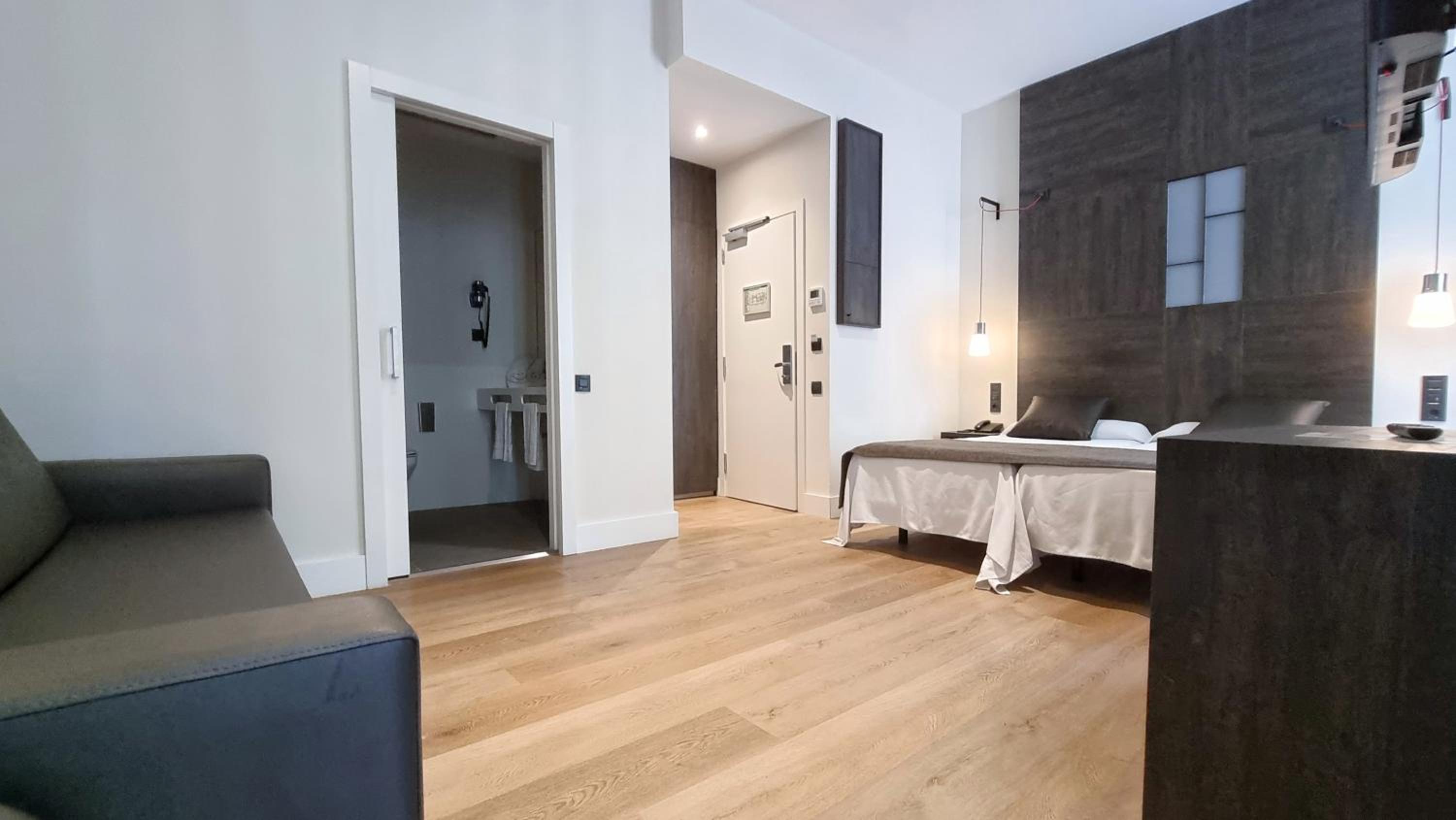 Family Room with scuare/street view photo 3