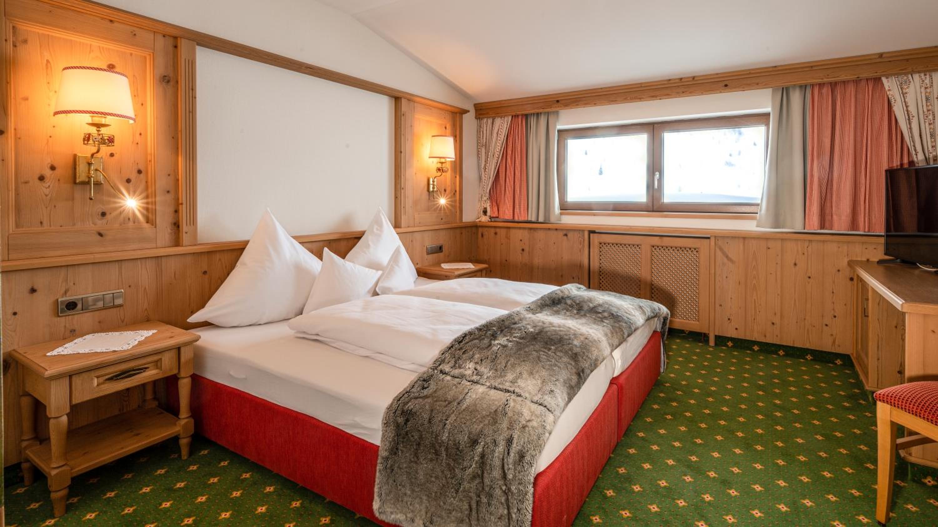 Deluxe Family Suite - Photo 1